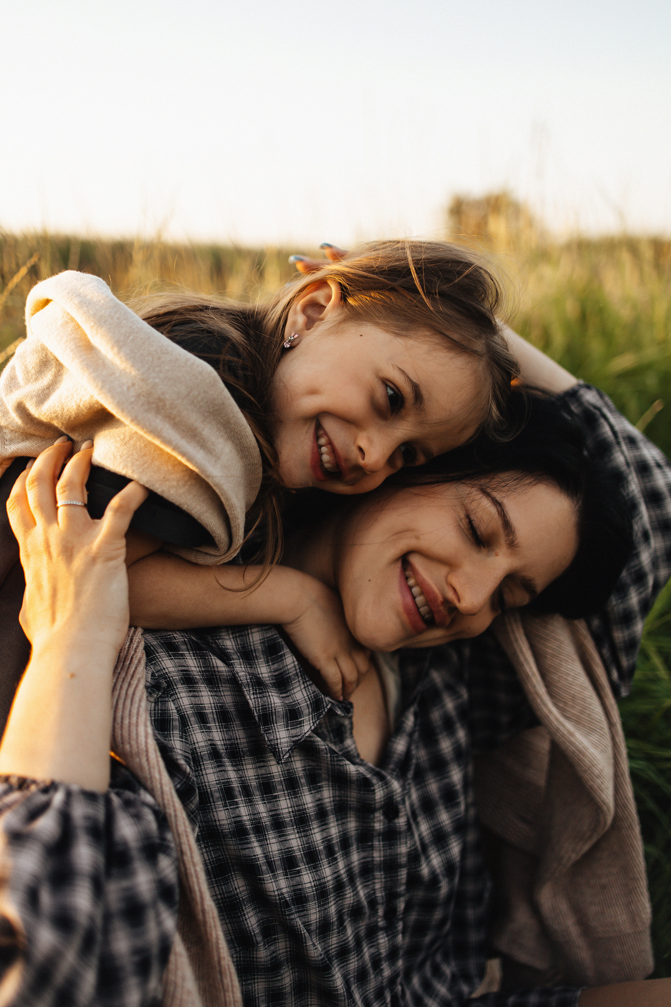 Алёна и Василиса, летний закат в поле. Семейный и детский фотограф, таганрог, ростов-на-дону