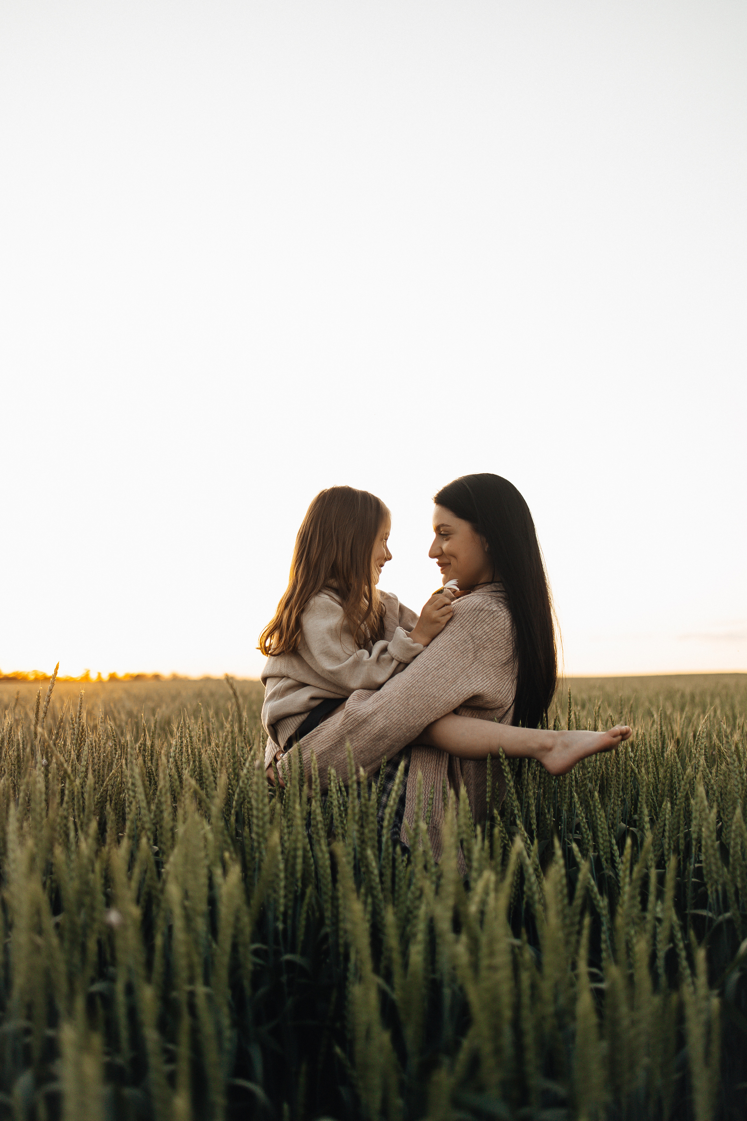 Алёна и Василиса, летний закат в поле. Семейный и детский фотограф, таганрог, ростов-на-дону