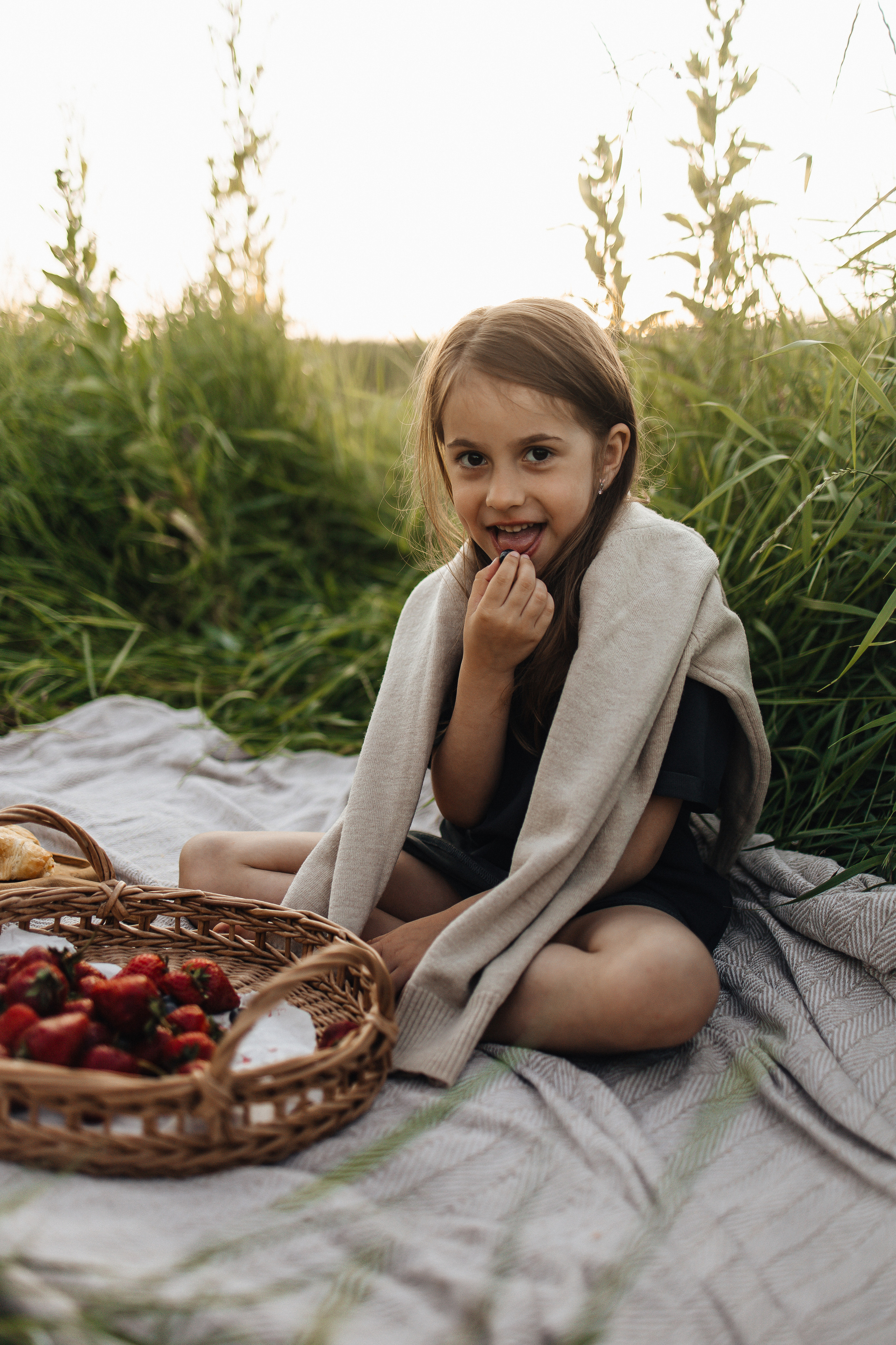 Алёна и Василиса, летний закат в поле. Семейный и детский фотограф, таганрог, ростов-на-дону