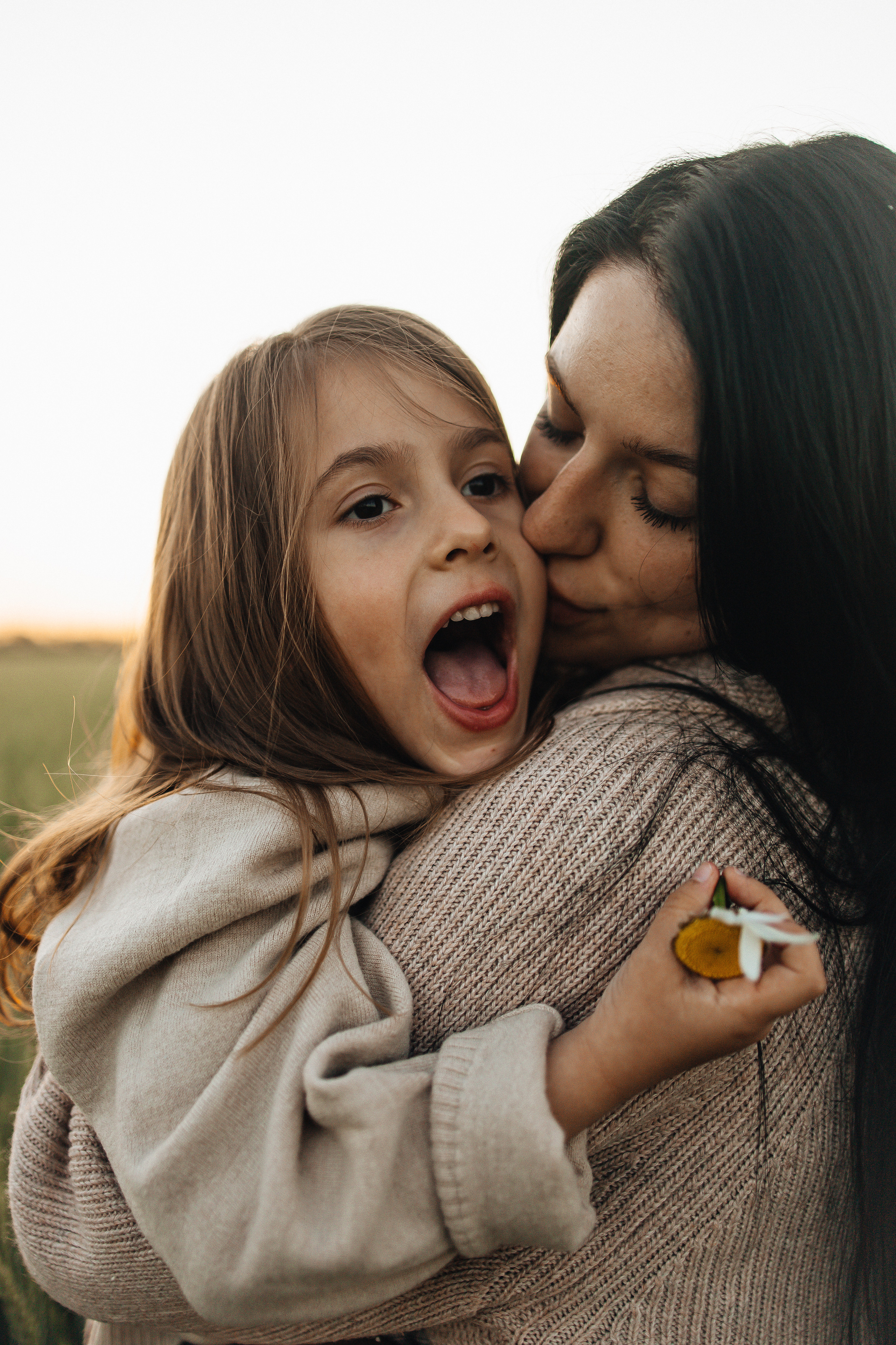 Алёна и Василиса, летний закат в поле. Семейный и детский фотограф, таганрог, ростов-на-дону