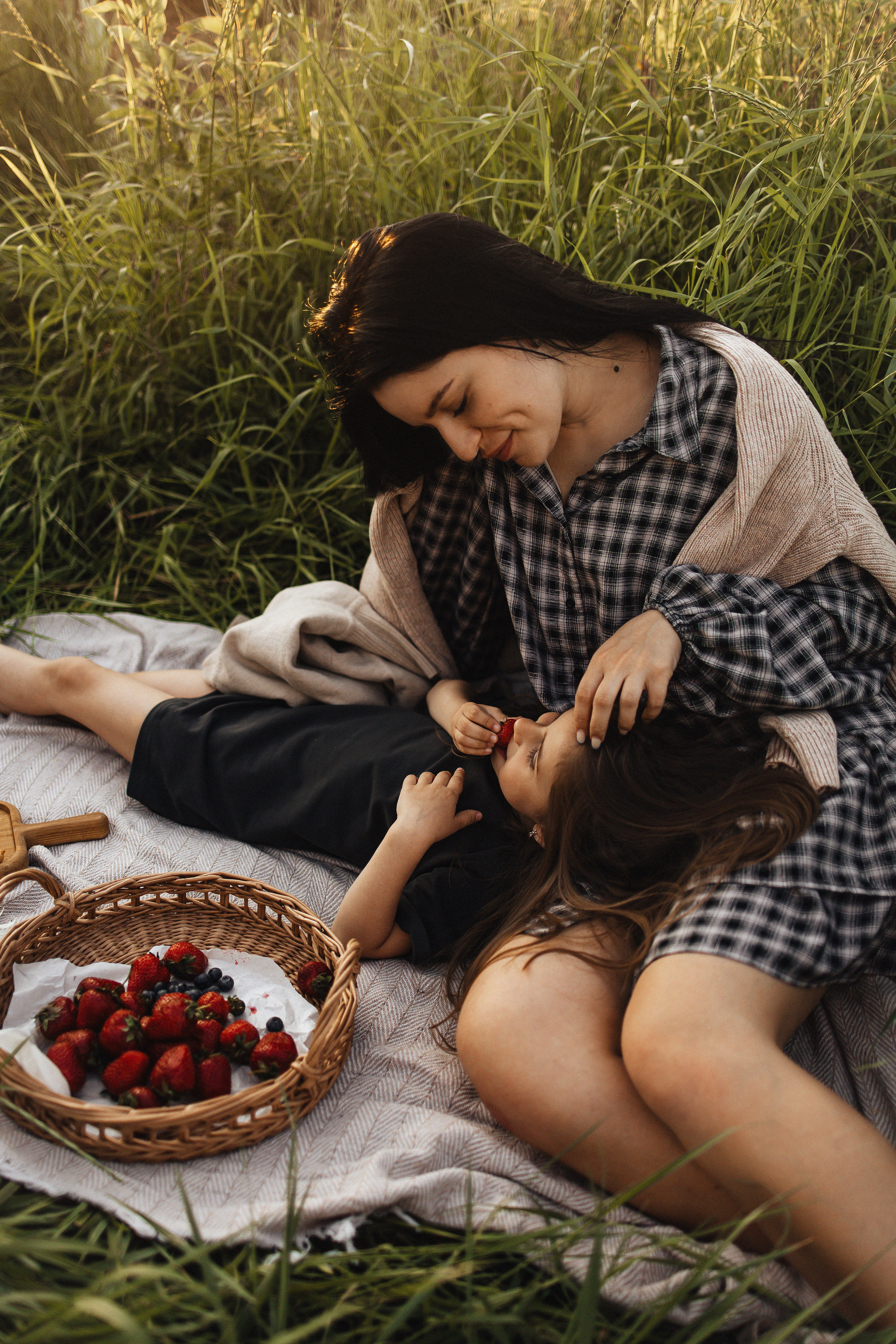 Алёна и Василиса, летний закат в поле. Семейный и детский фотограф, таганрог, ростов-на-дону