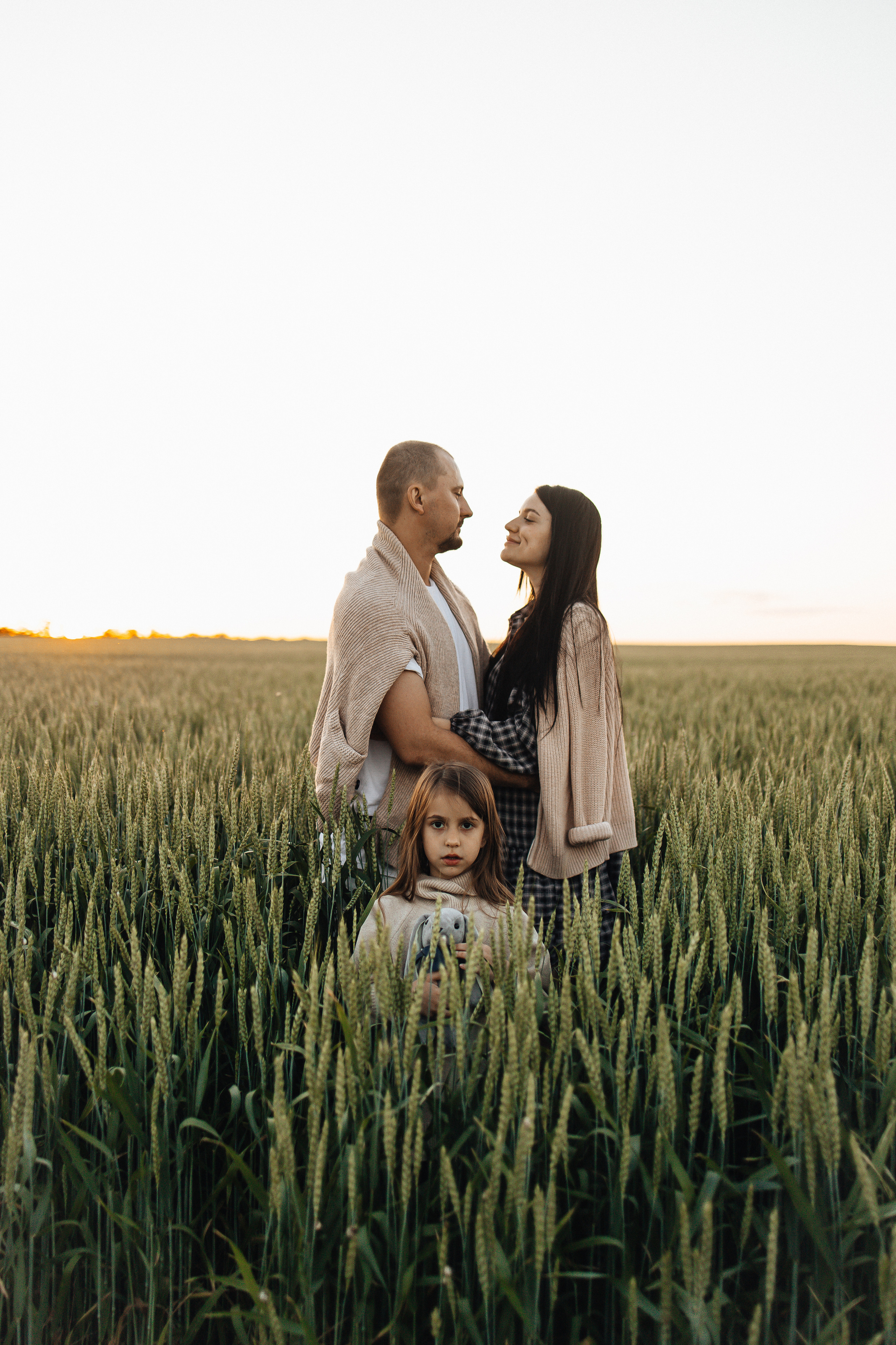 Алёна и Василиса, летний закат в поле. Семейный и детский фотограф, таганрог, ростов-на-дону