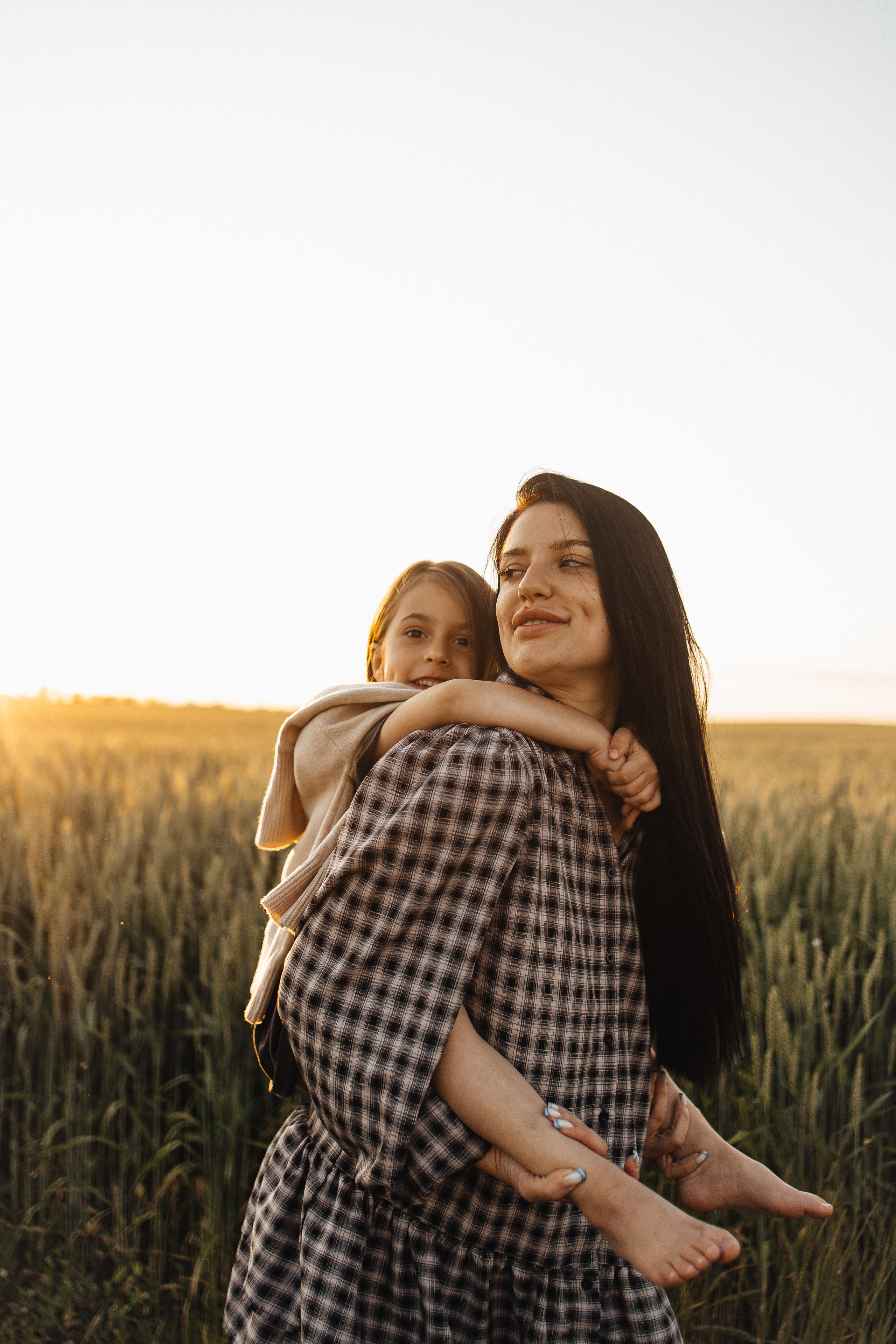 Алёна и Василиса, летний закат в поле. Семейный и детский фотограф, таганрог, ростов-на-дону