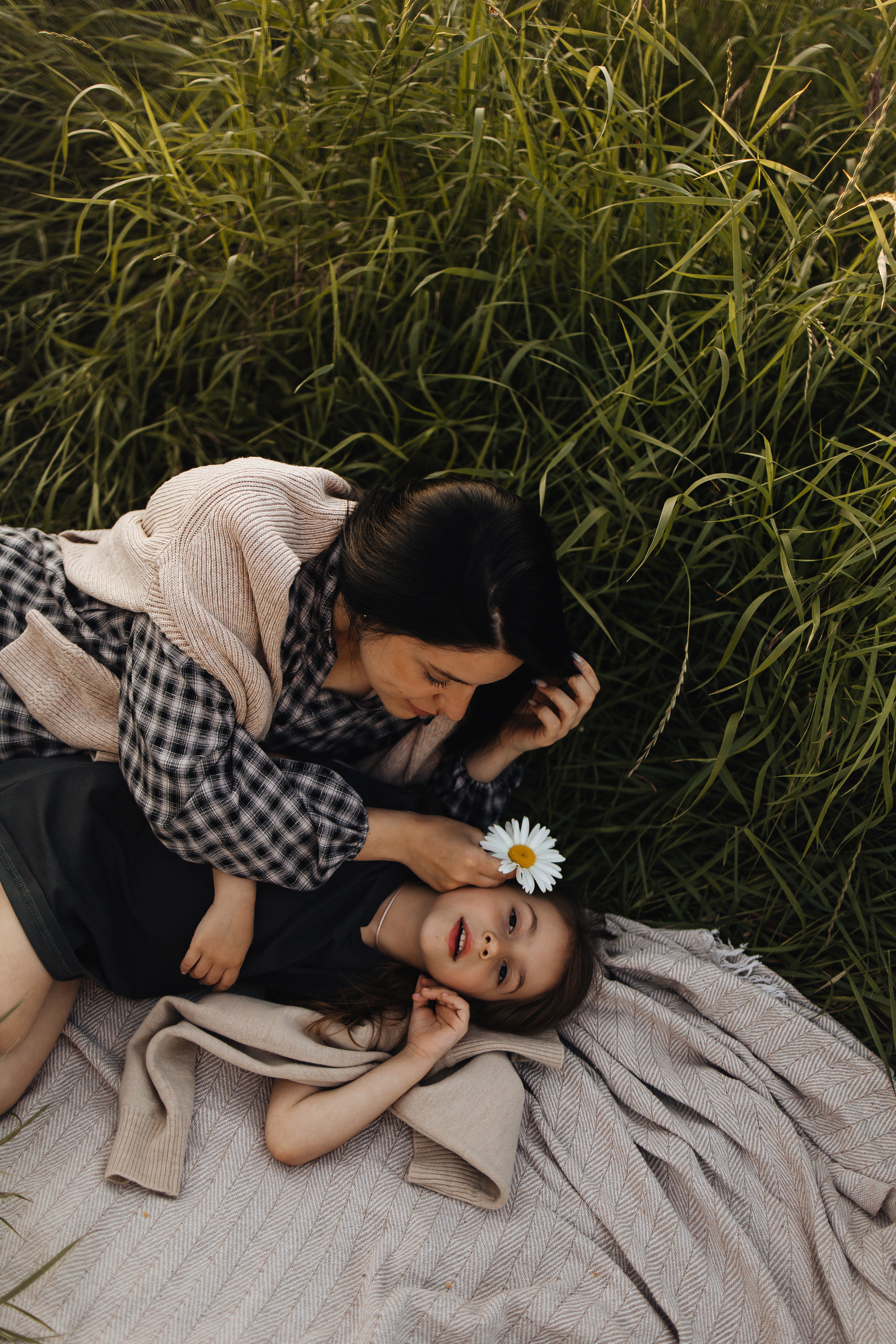 Алёна и Василиса, летний закат в поле. Семейный и детский фотограф, таганрог, ростов-на-дону