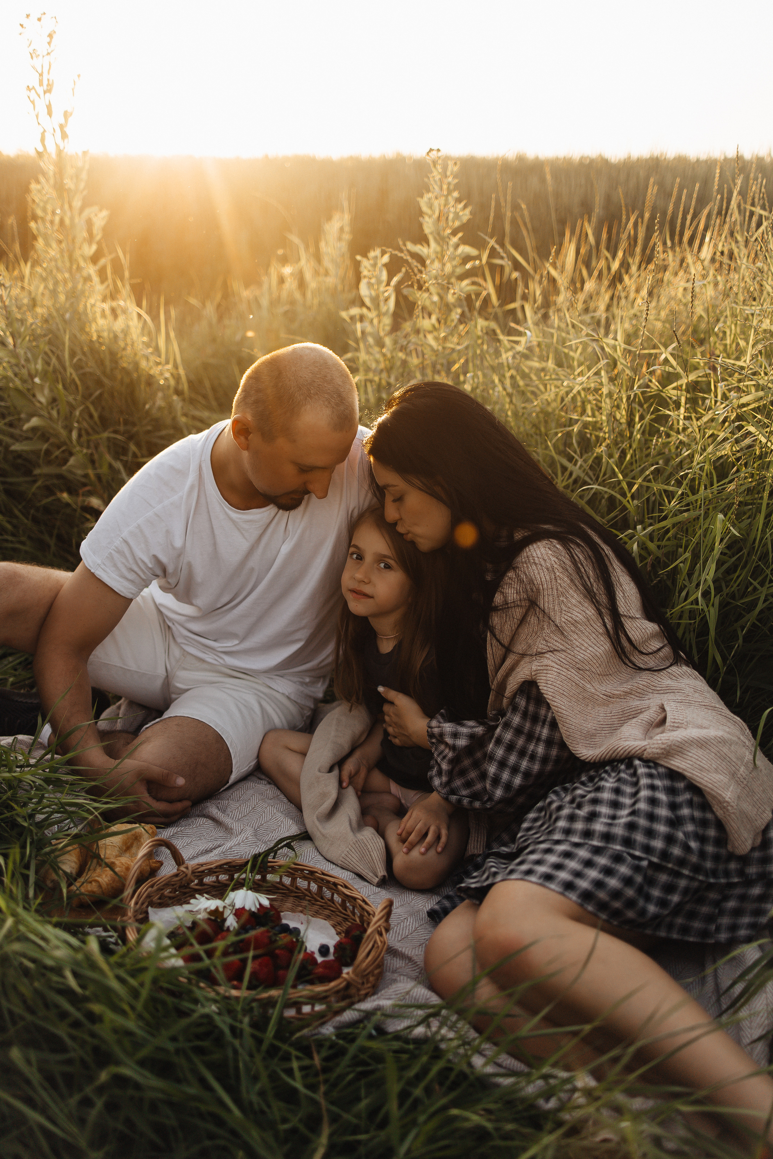 Алёна и Василиса, летний закат в поле. Семейный и детский фотограф, таганрог, ростов-на-дону