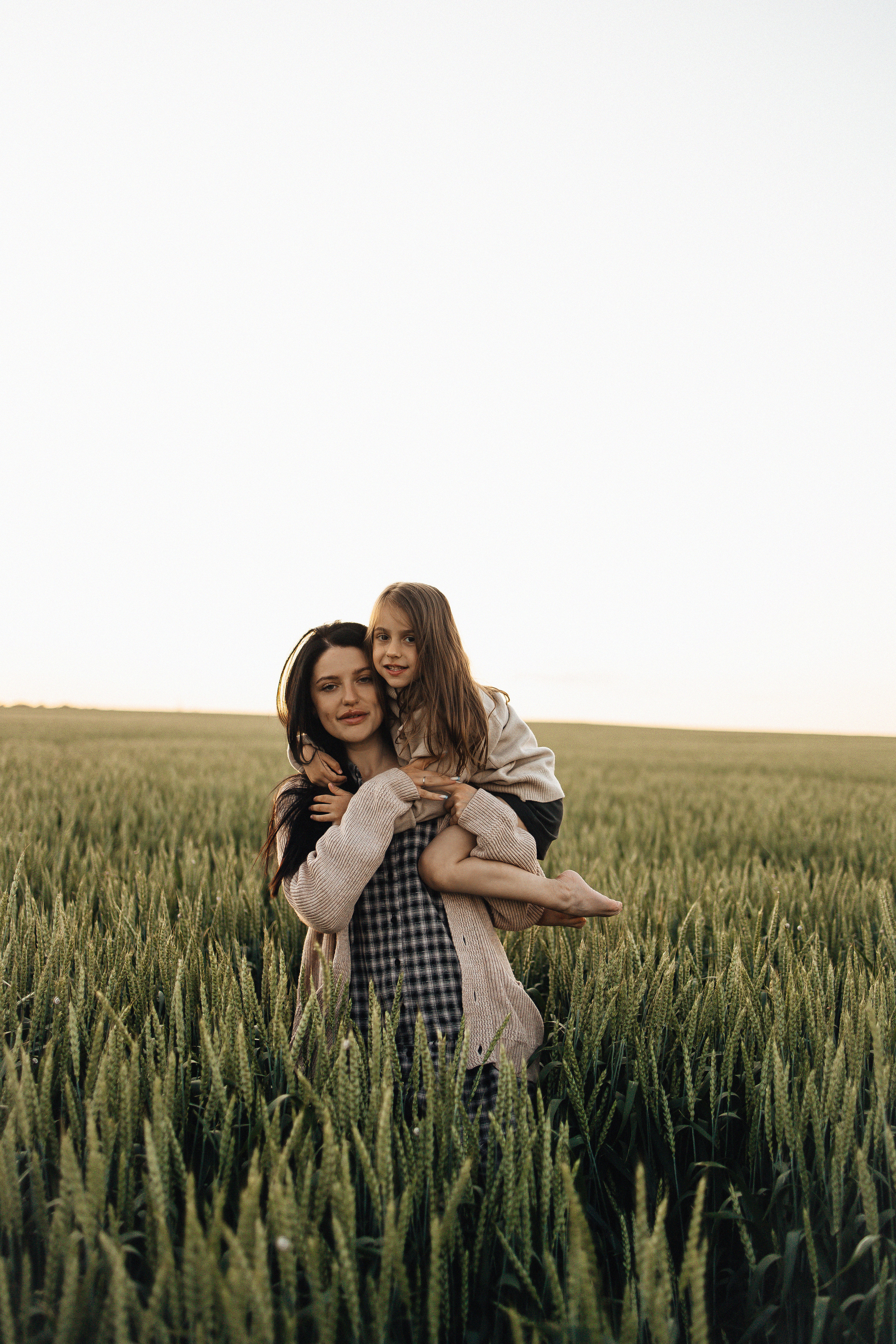 Алёна и Василиса, летний закат в поле. Семейный и детский фотограф, таганрог, ростов-на-дону