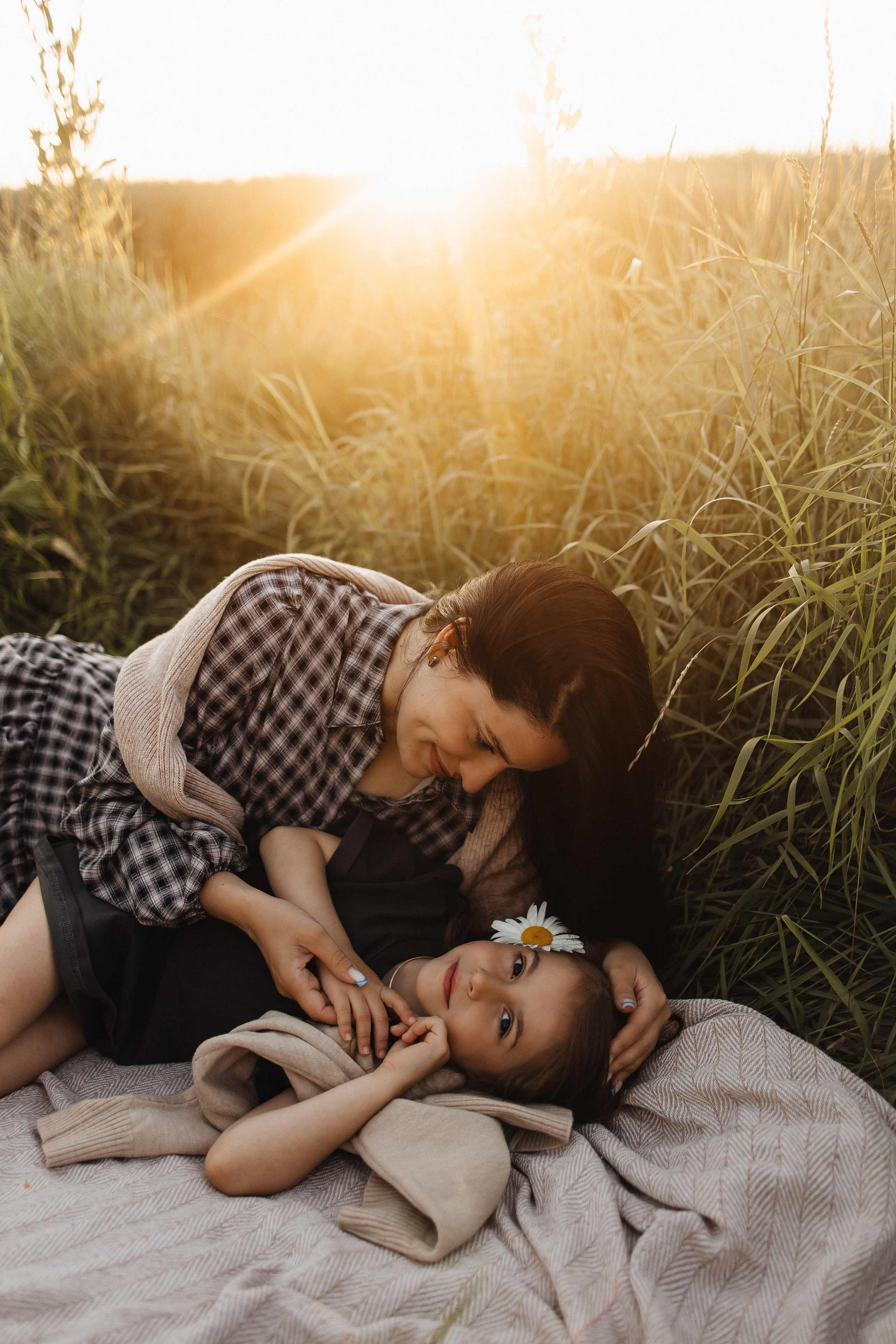 Алёна и Василиса, летний закат в поле. Семейный и детский фотограф, таганрог, ростов-на-дону