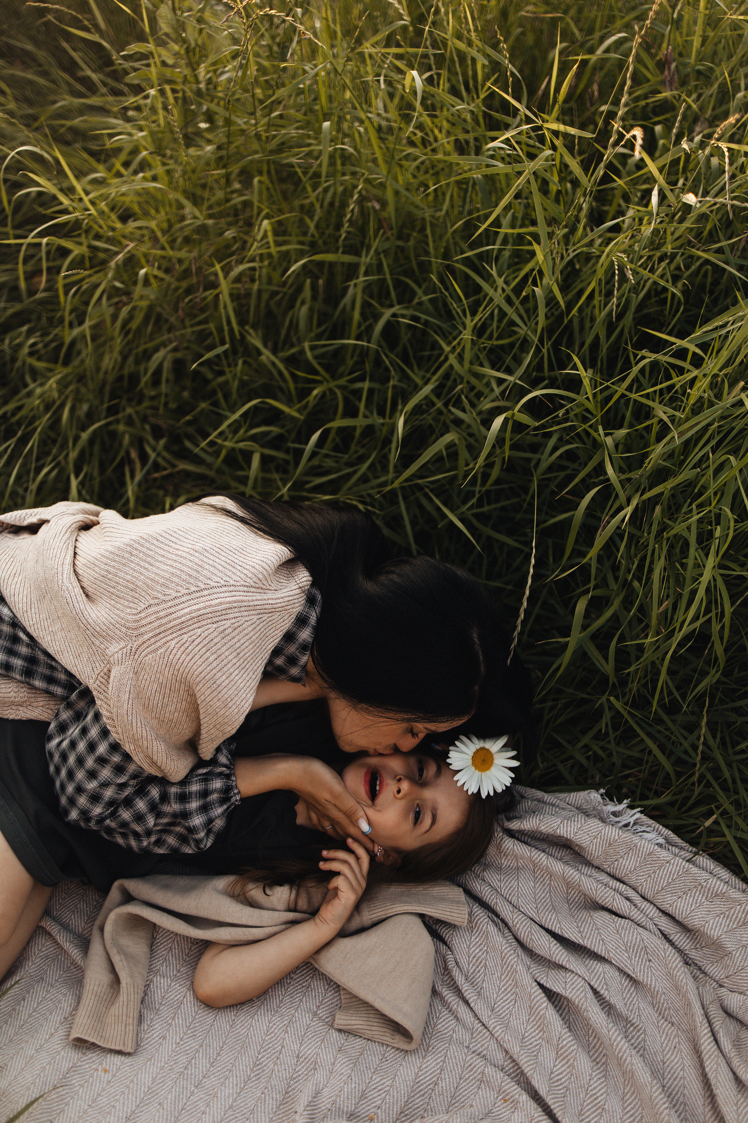 Алёна и Василиса, летний закат в поле. Семейный и детский фотограф, таганрог, ростов-на-дону