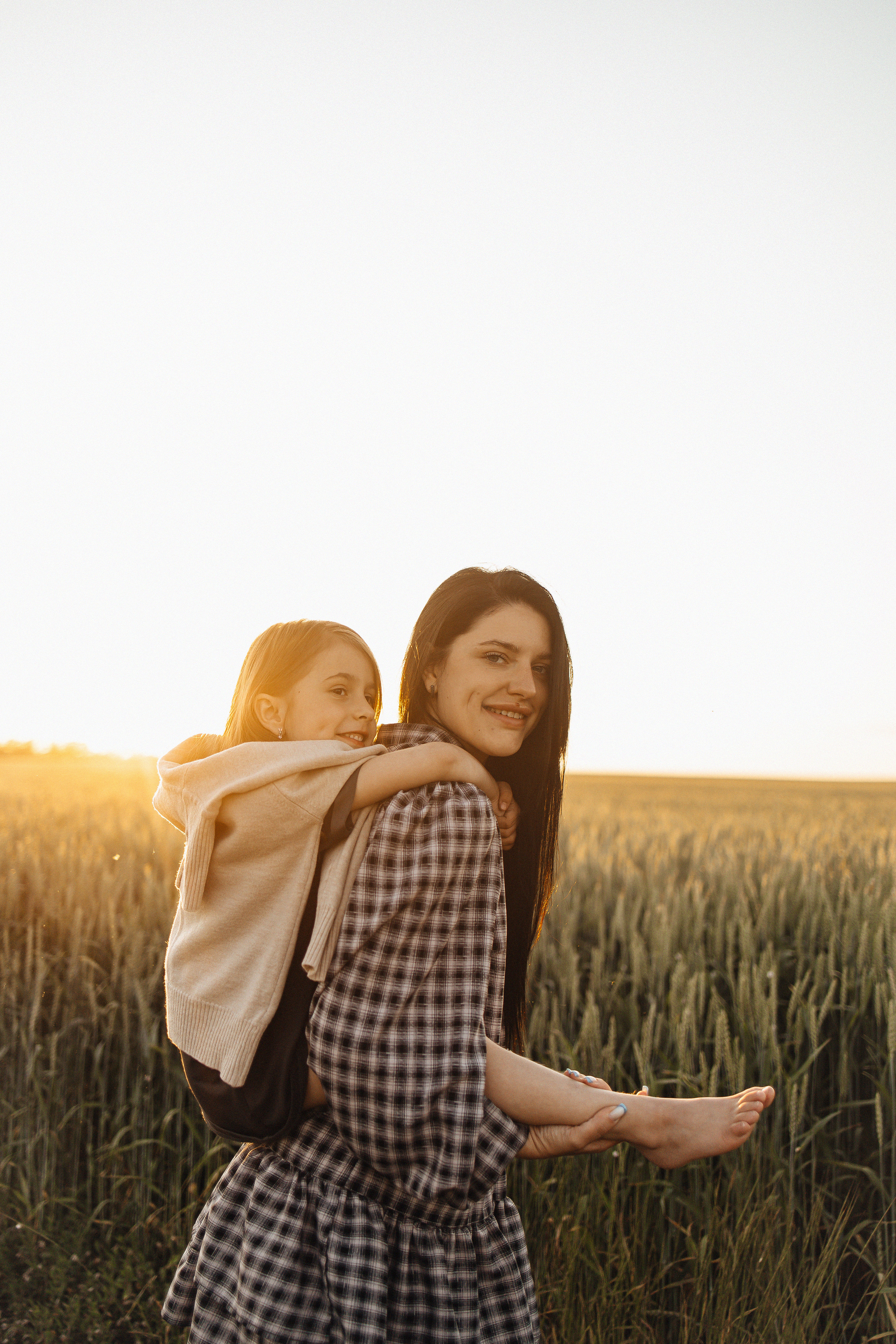 Алёна и Василиса, летний закат в поле. Семейный и детский фотограф, таганрог, ростов-на-дону