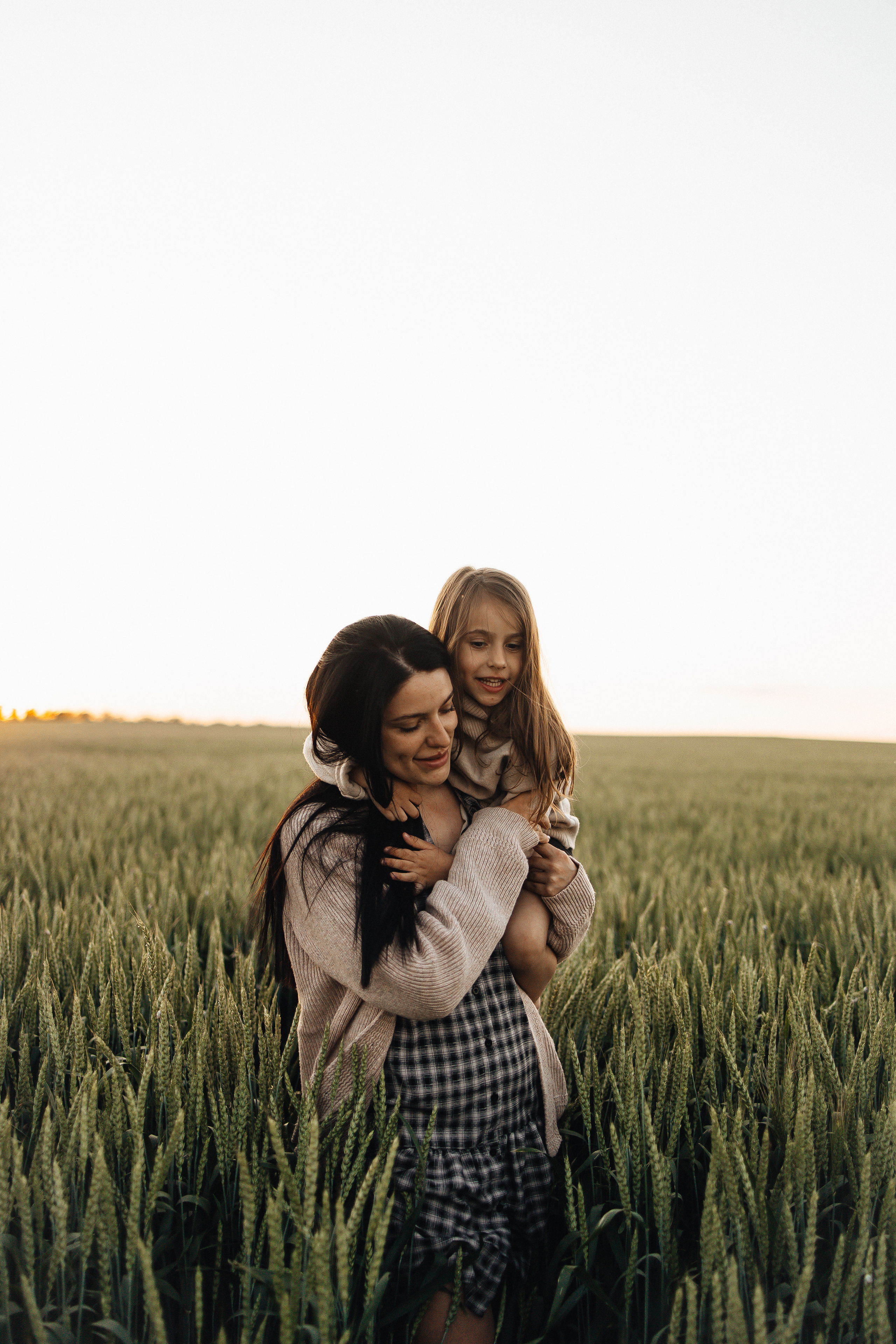 Алёна и Василиса, летний закат в поле. Семейный и детский фотограф, таганрог, ростов-на-дону