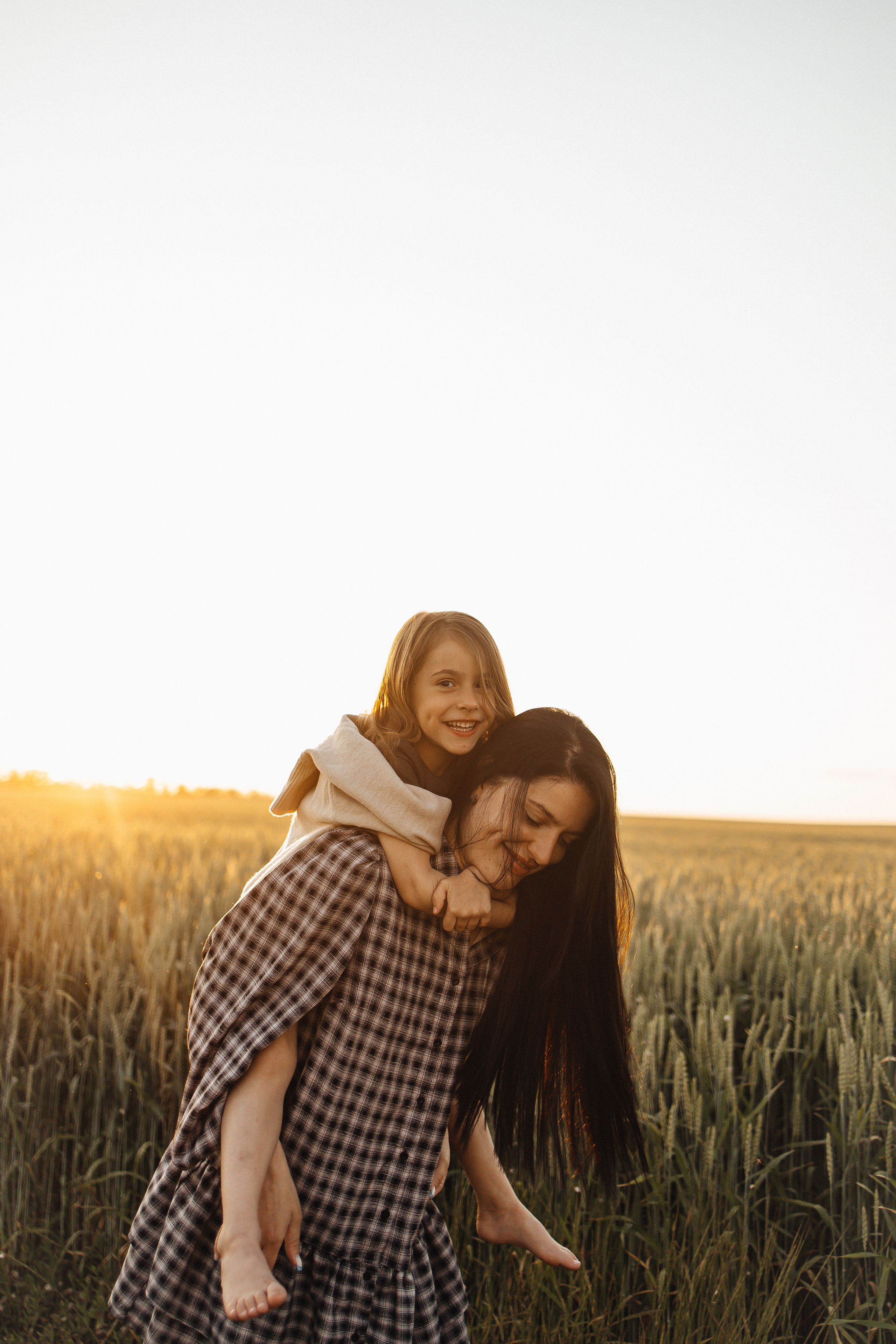 Алёна и Василиса, летний закат в поле. Семейный и детский фотограф, таганрог, ростов-на-дону