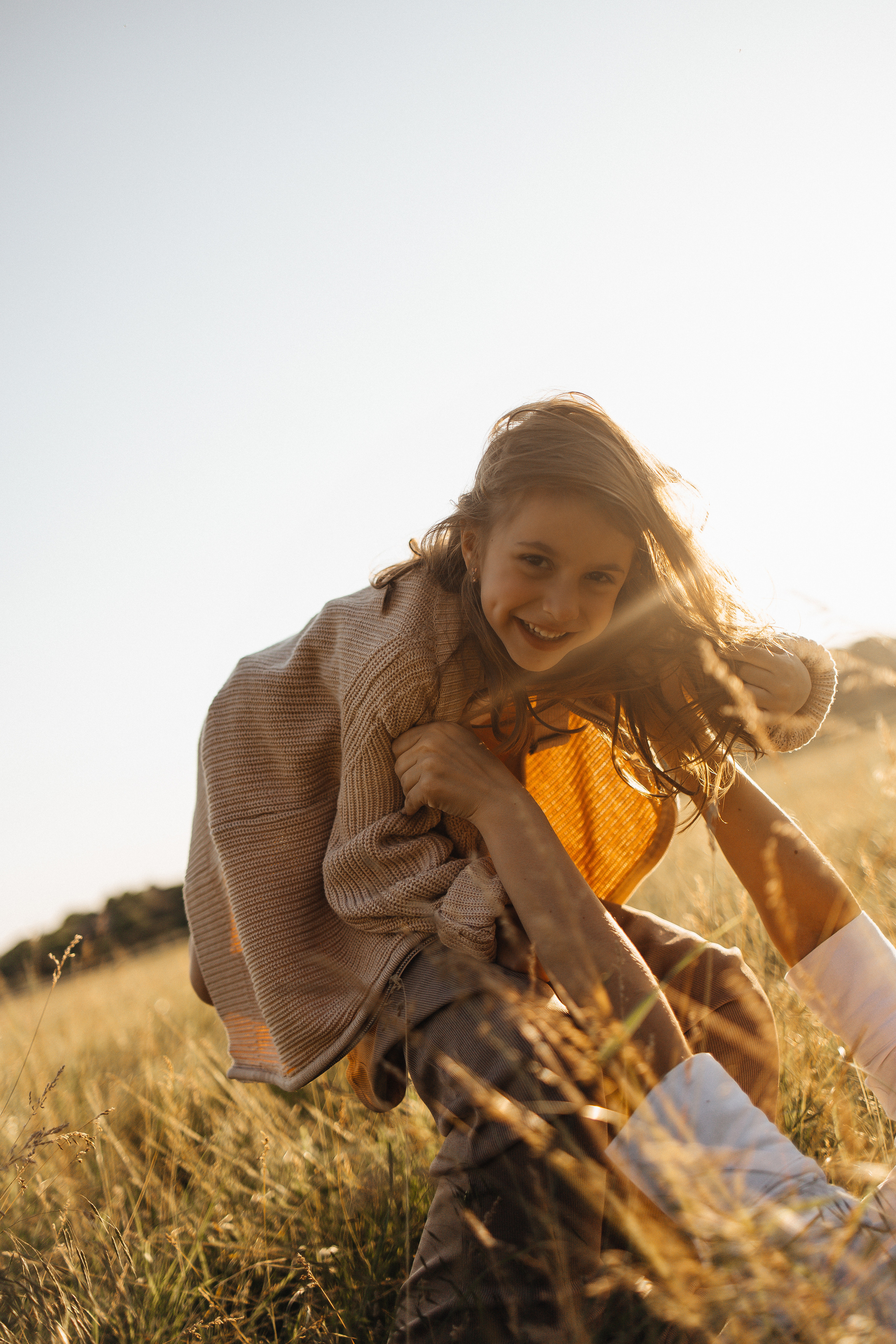 Алёна и Василиса, летний закат в поле. Семейный и детский фотограф, таганрог, ростов-на-дону