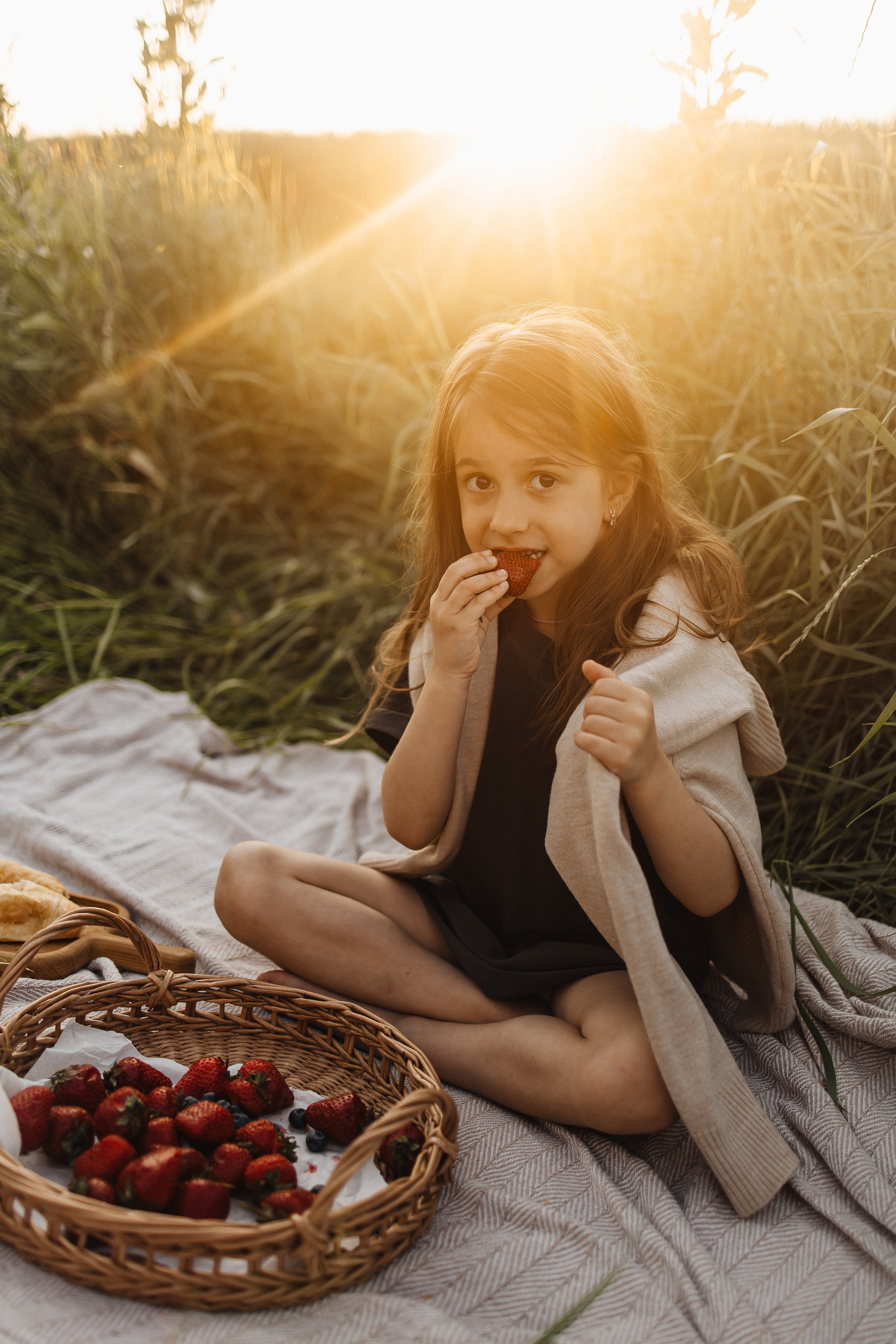 Алёна и Василиса, летний закат в поле. Семейный и детский фотограф, таганрог, ростов-на-дону