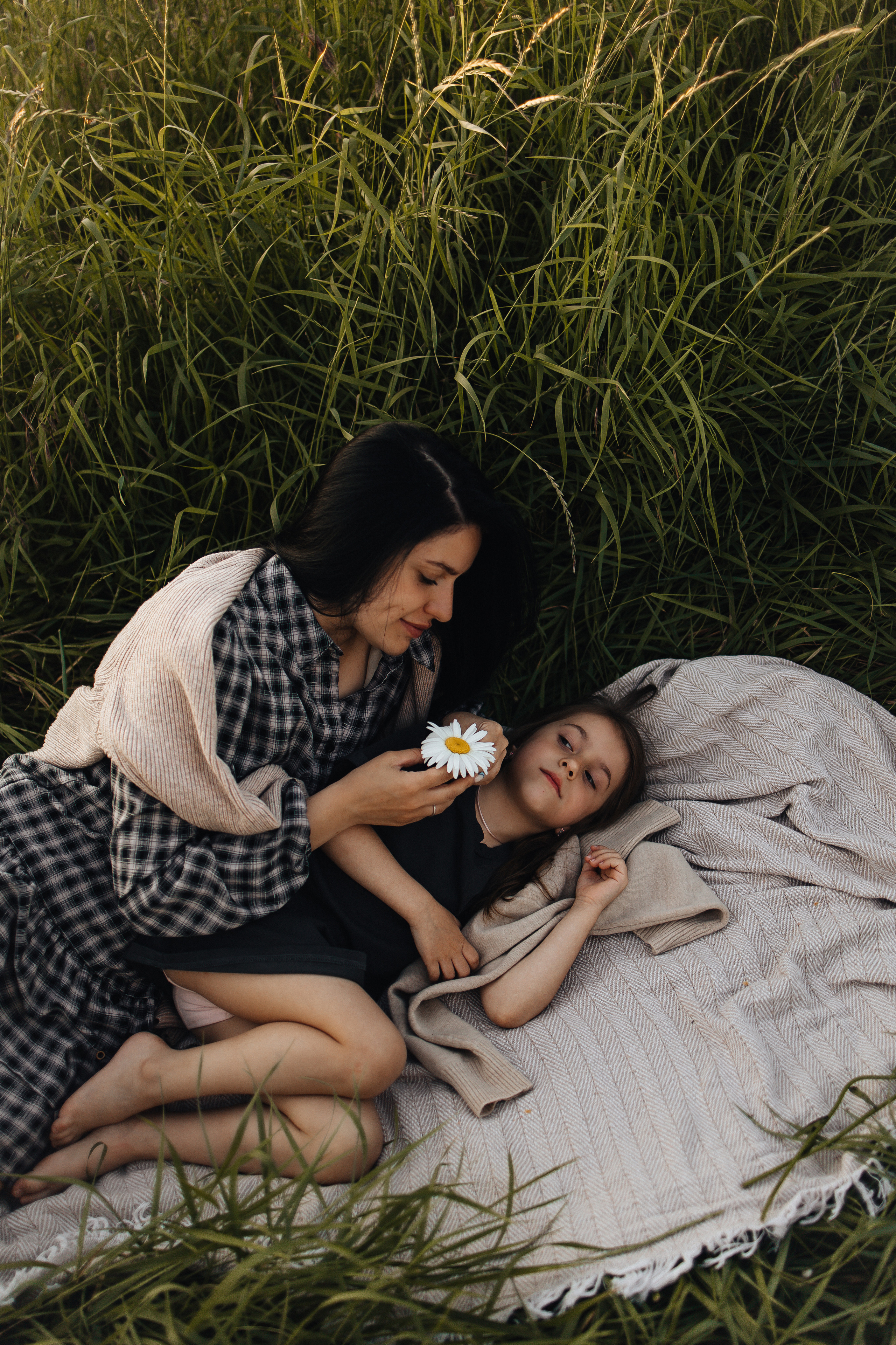 Алёна и Василиса, летний закат в поле. Семейный и детский фотограф, таганрог, ростов-на-дону