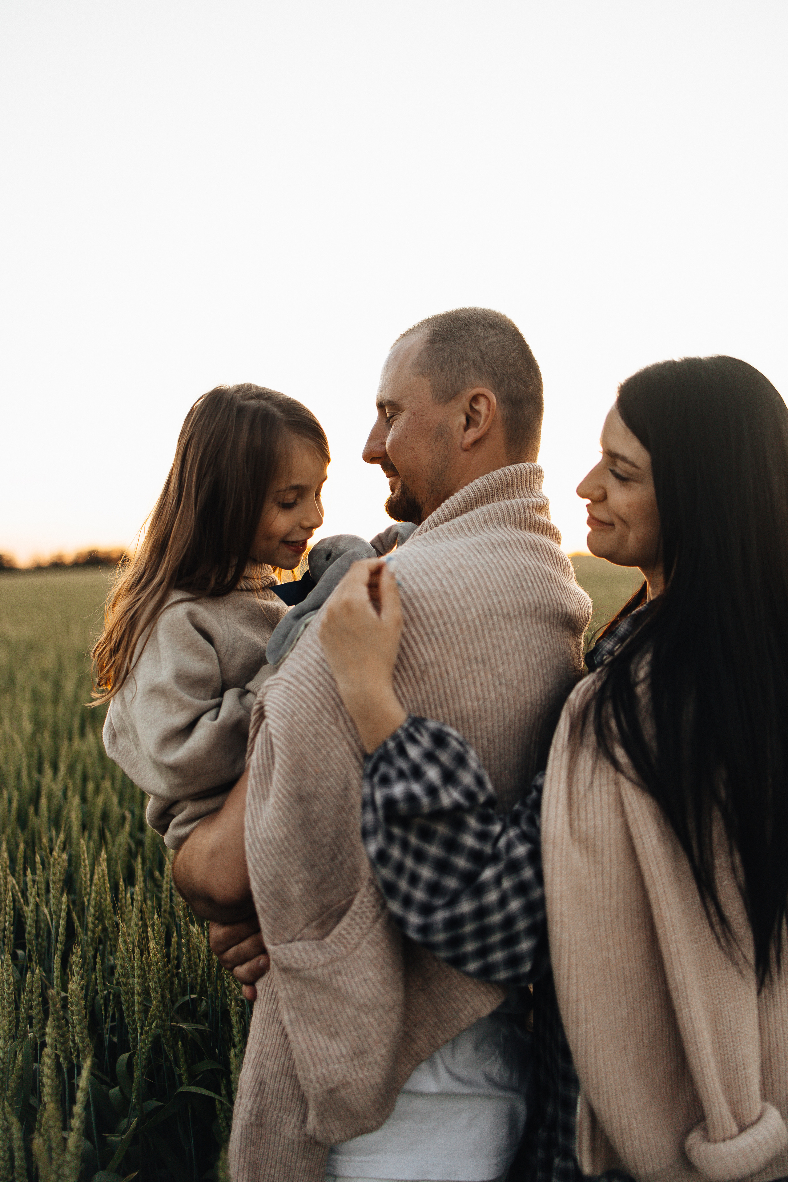 Алёна и Василиса, летний закат в поле. Семейный и детский фотограф, таганрог, ростов-на-дону