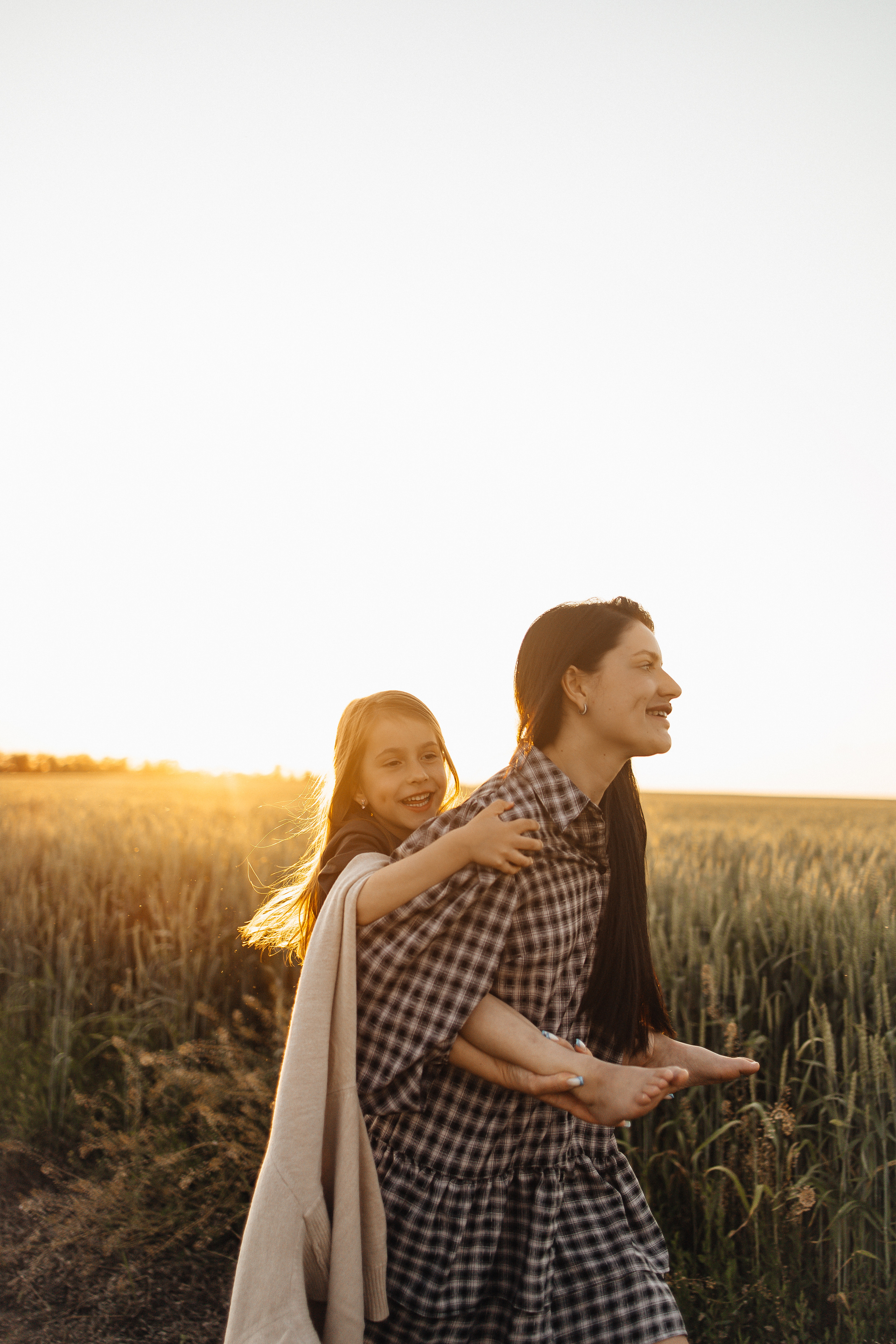 Алёна и Василиса, летний закат в поле. Семейный и детский фотограф, таганрог, ростов-на-дону