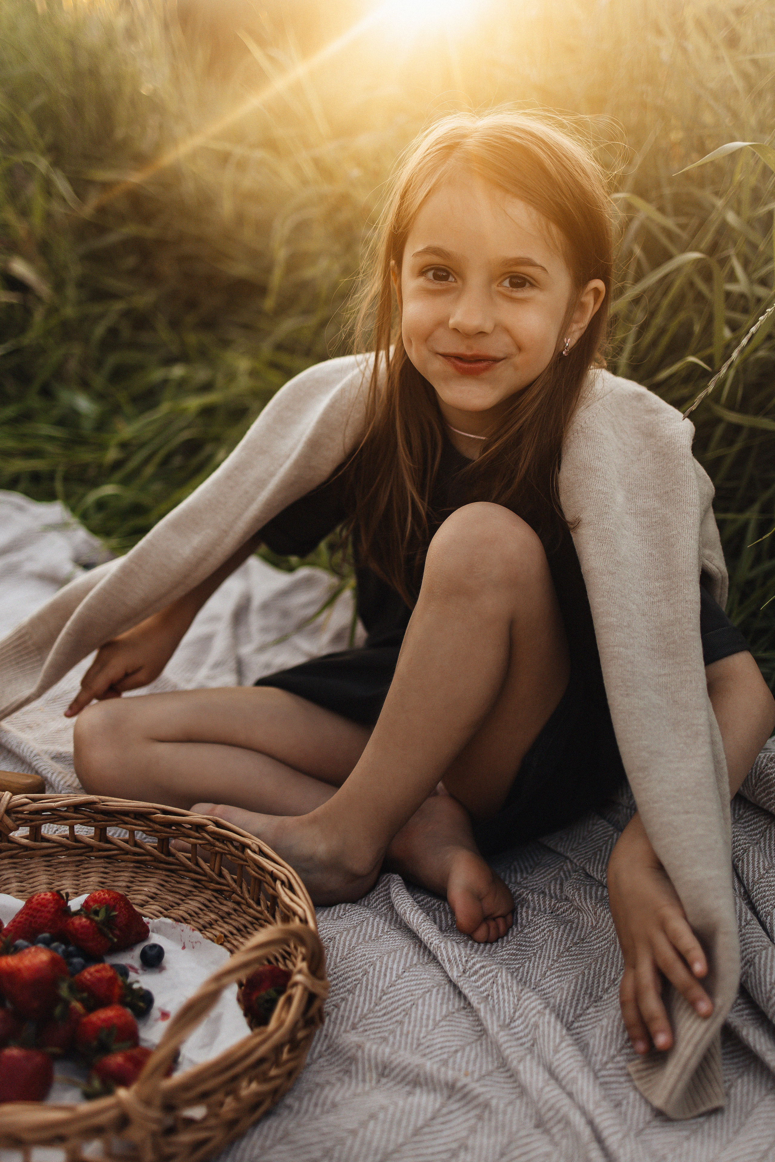 Алёна и Василиса, летний закат в поле. Семейный и детский фотограф, таганрог, ростов-на-дону