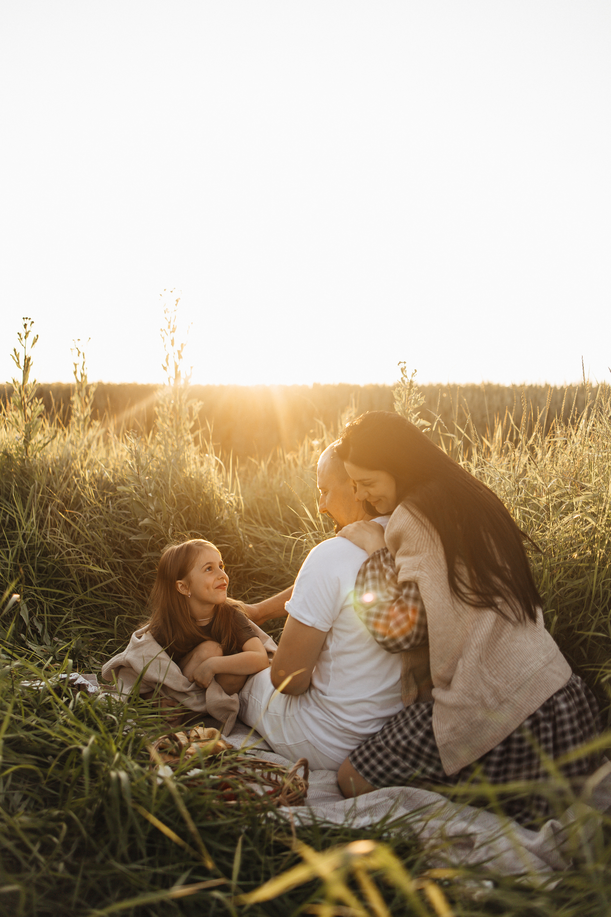 Алёна и Василиса, летний закат в поле. Семейный и детский фотограф, таганрог, ростов-на-дону