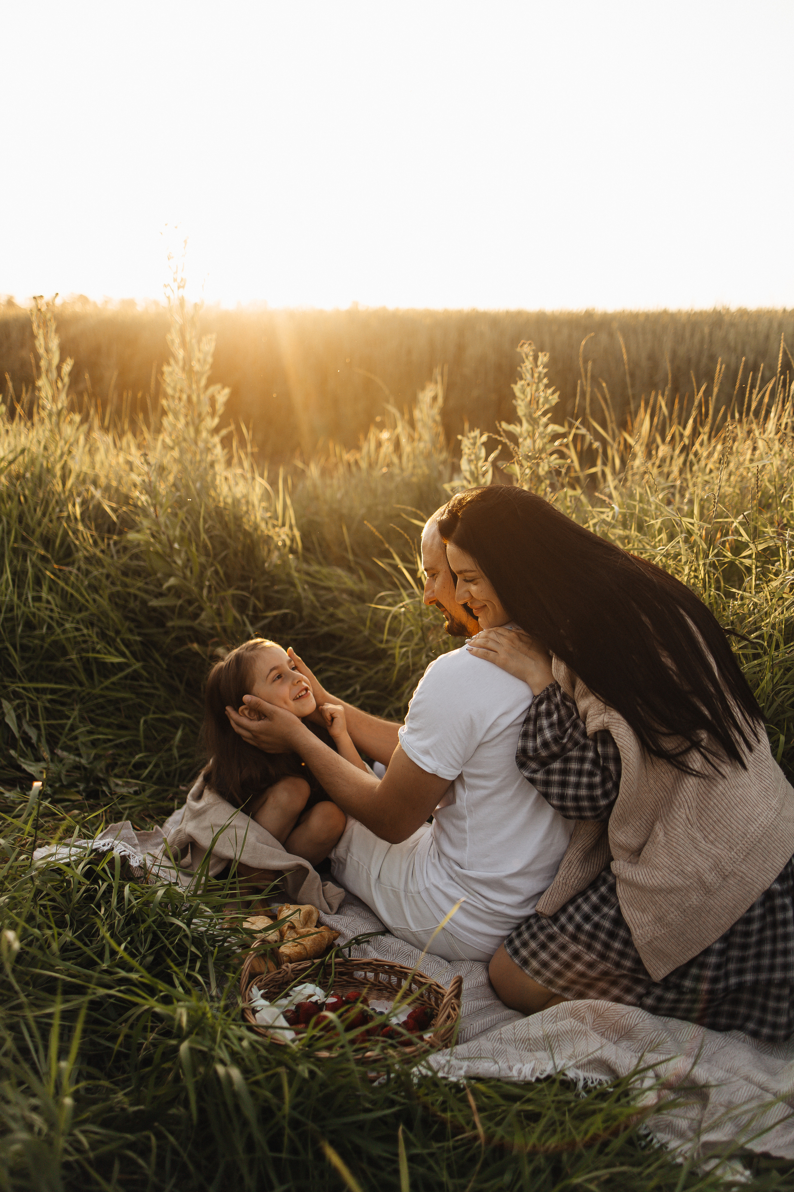 Алёна и Василиса, летний закат в поле. Семейный и детский фотограф, таганрог, ростов-на-дону