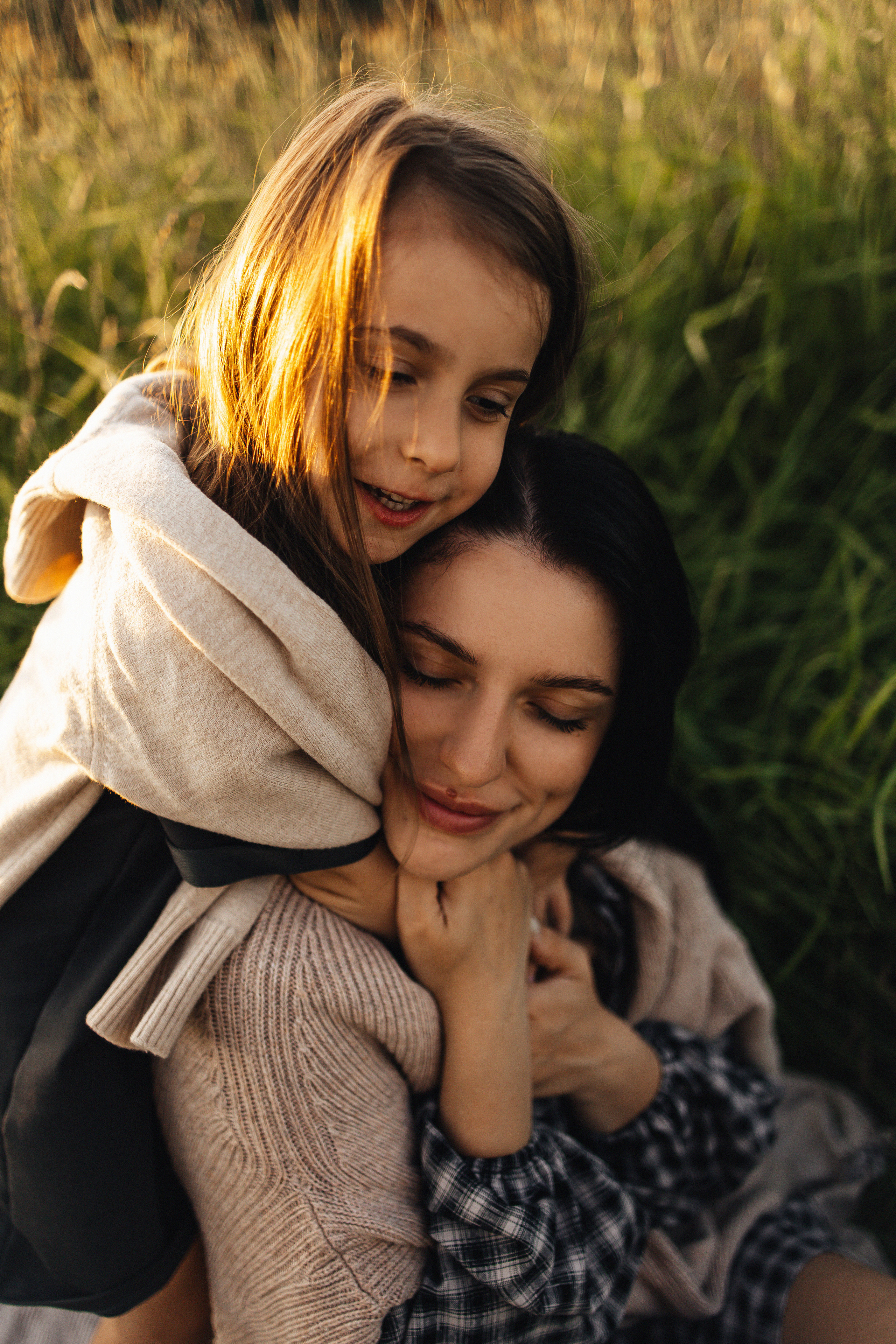 Алёна и Василиса, летний закат в поле. Семейный и детский фотограф, таганрог, ростов-на-дону