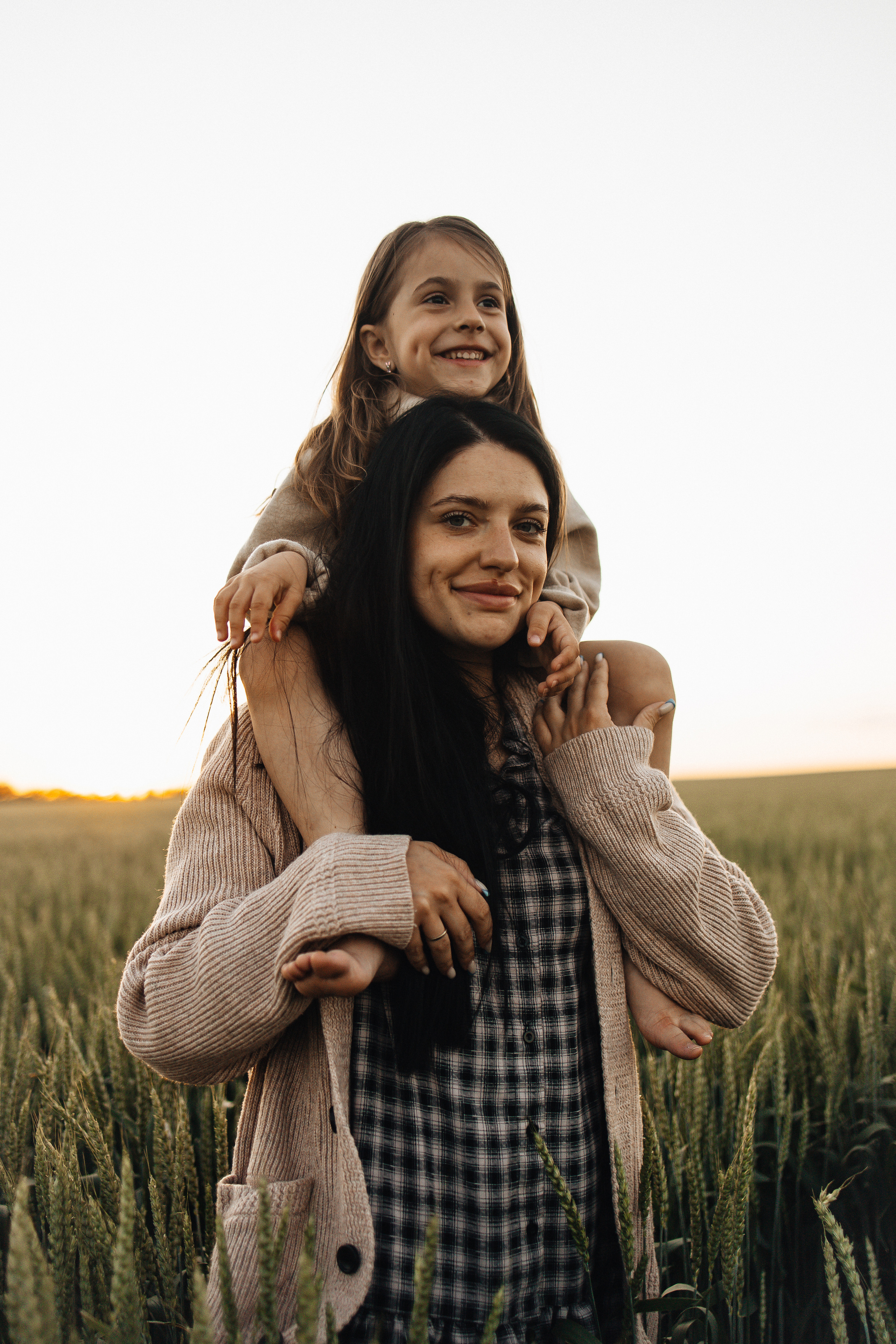 Алёна и Василиса, летний закат в поле. Семейный и детский фотограф, таганрог, ростов-на-дону