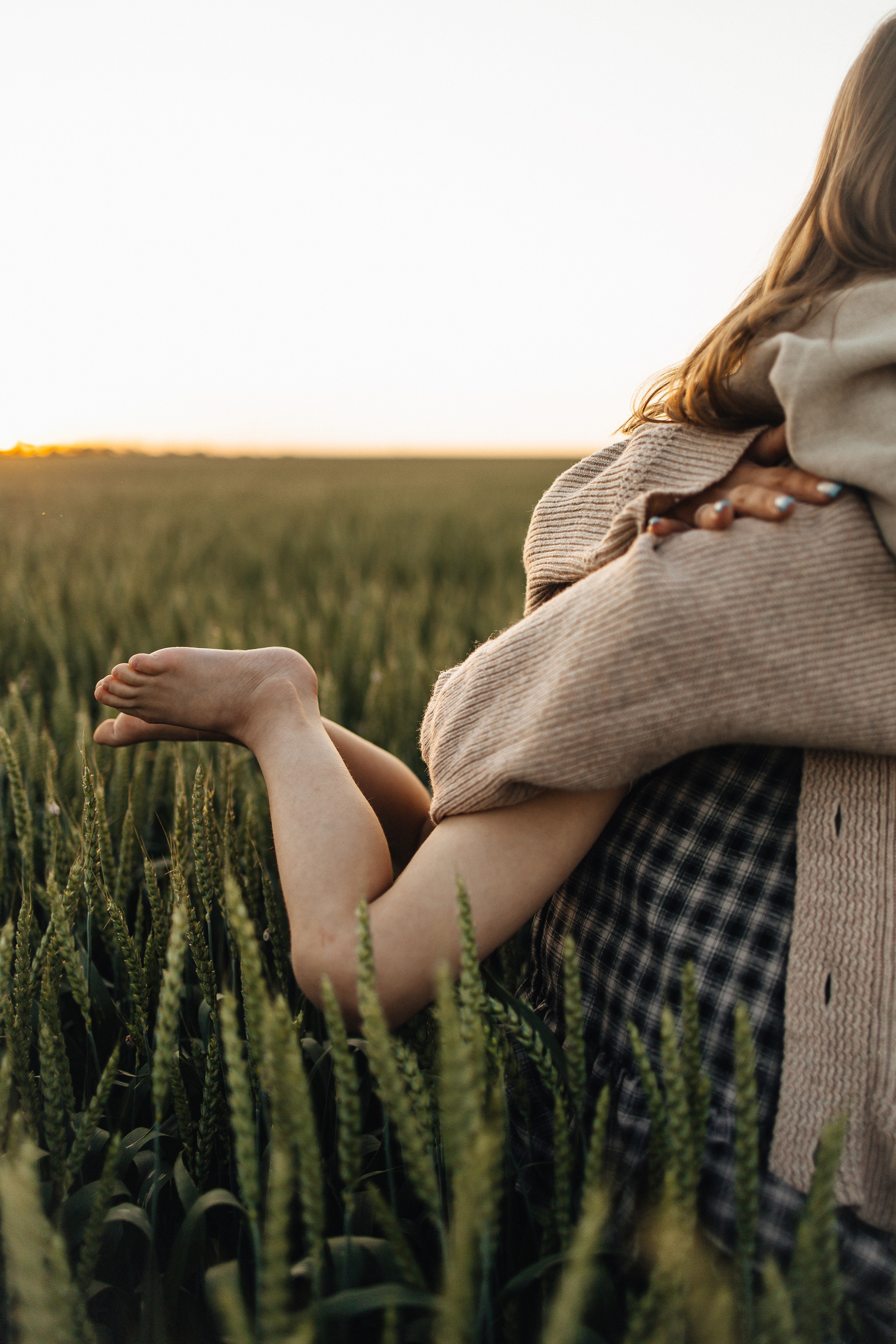 Алёна и Василиса, летний закат в поле. Семейный и детский фотограф, таганрог, ростов-на-дону