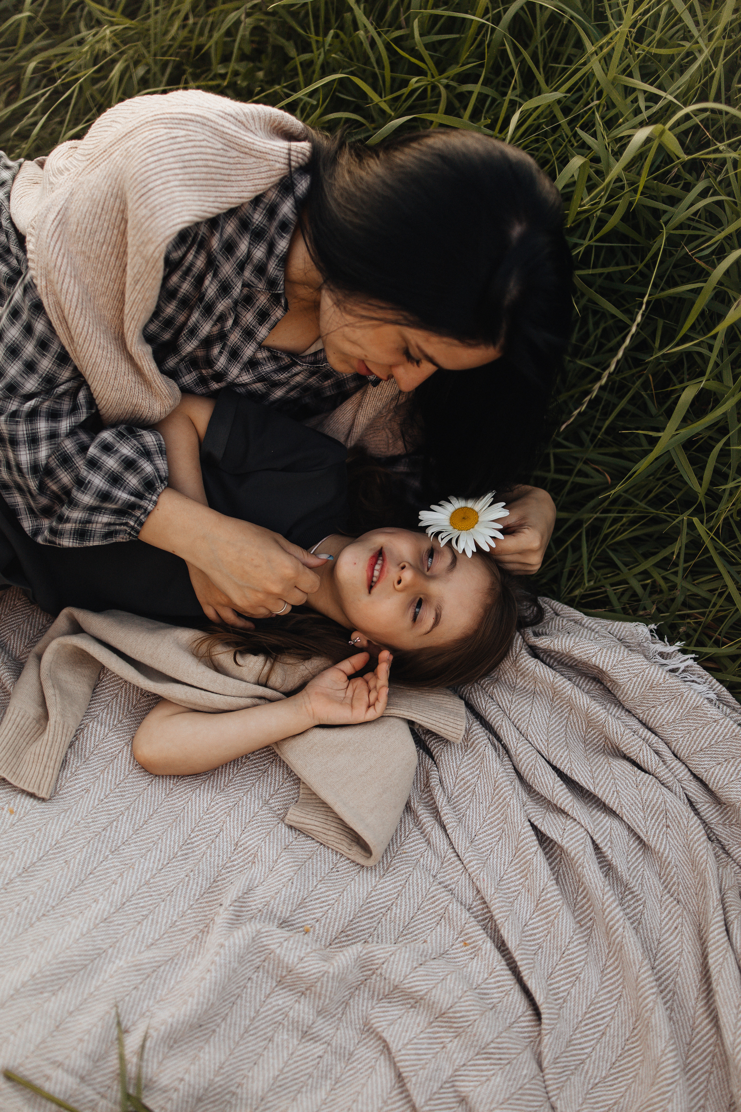 Алёна и Василиса, летний закат в поле. Семейный и детский фотограф, таганрог, ростов-на-дону
