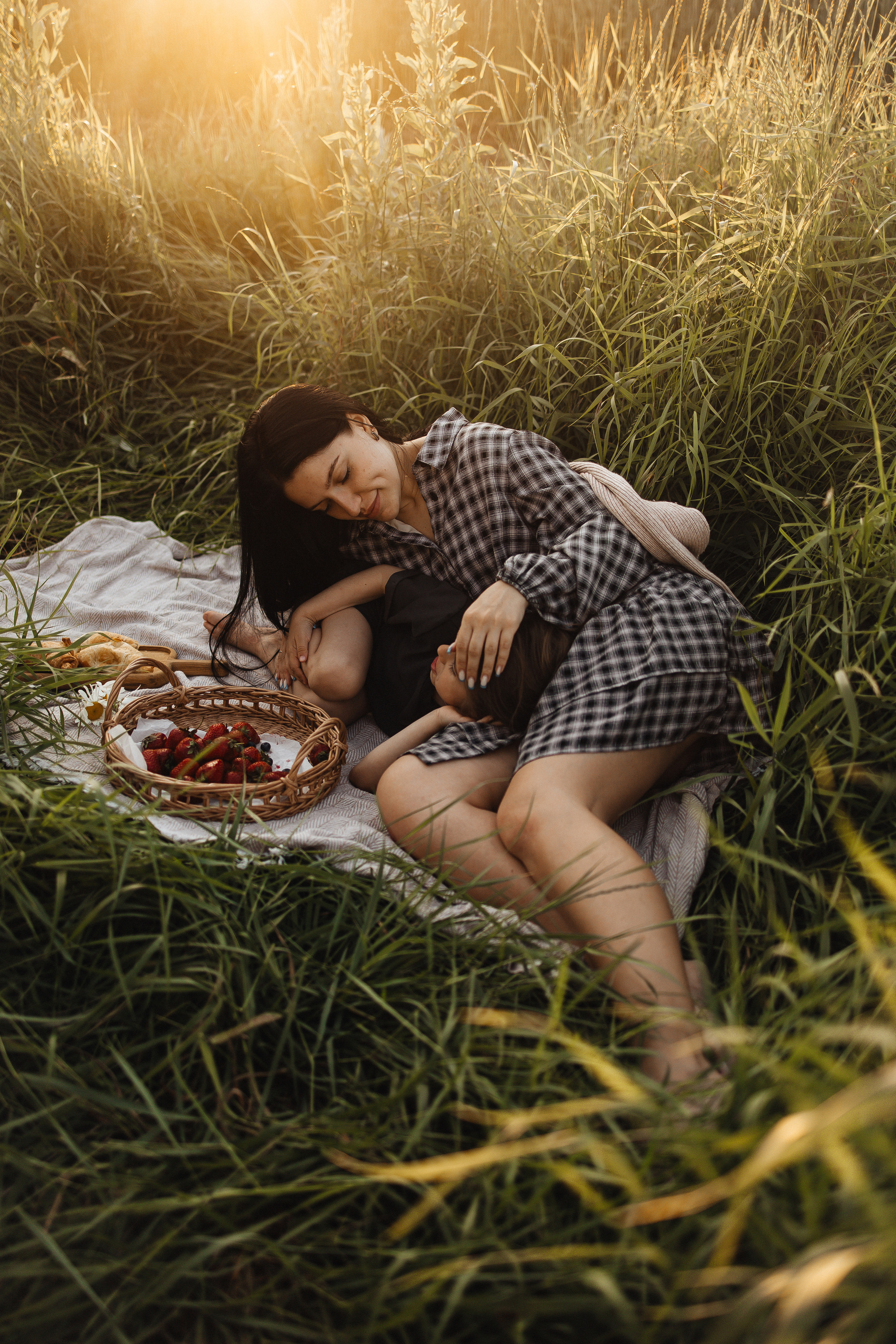 Алёна и Василиса, летний закат в поле. Семейный и детский фотограф, таганрог, ростов-на-дону