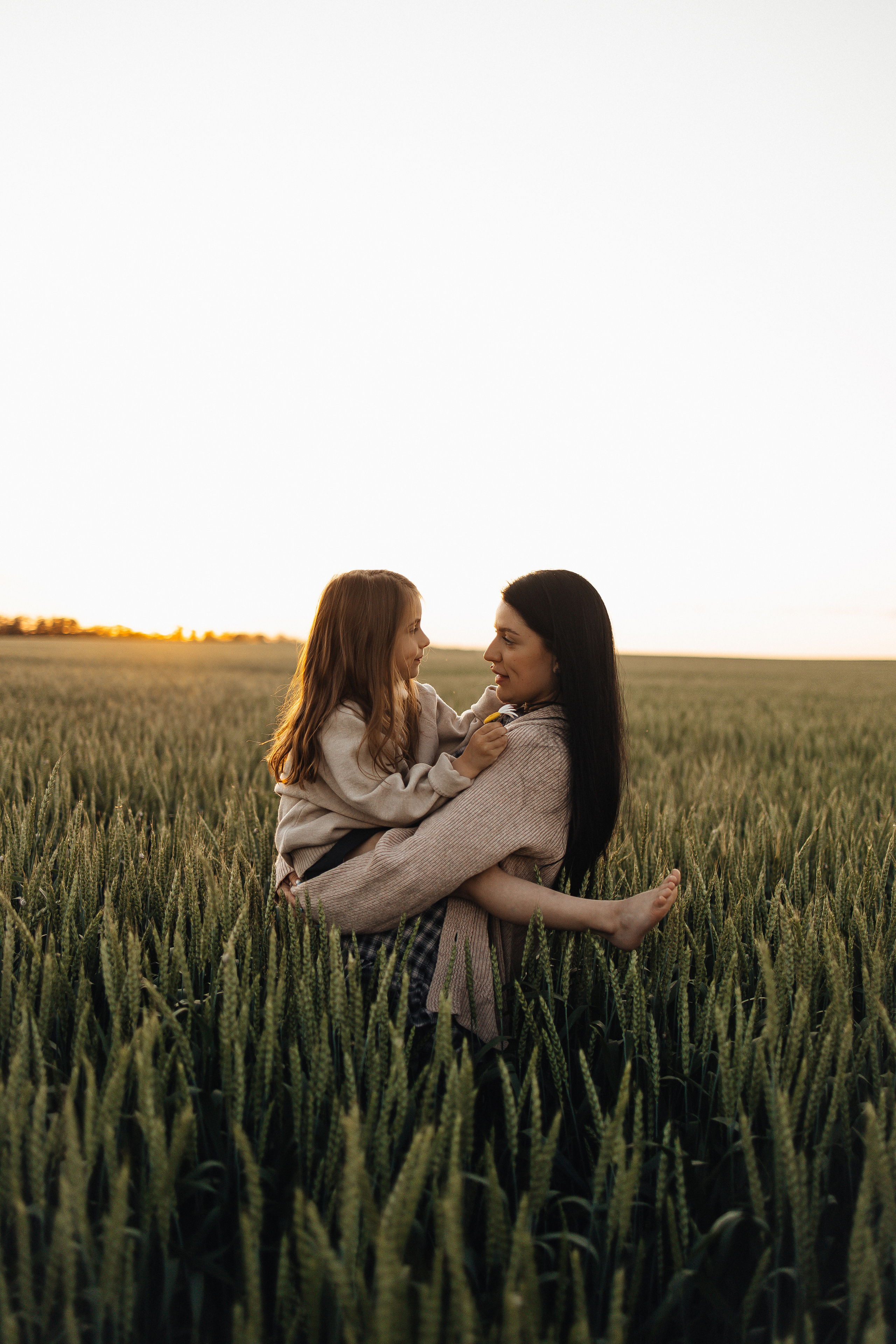 Алёна и Василиса, летний закат в поле. Семейный и детский фотограф, таганрог, ростов-на-дону