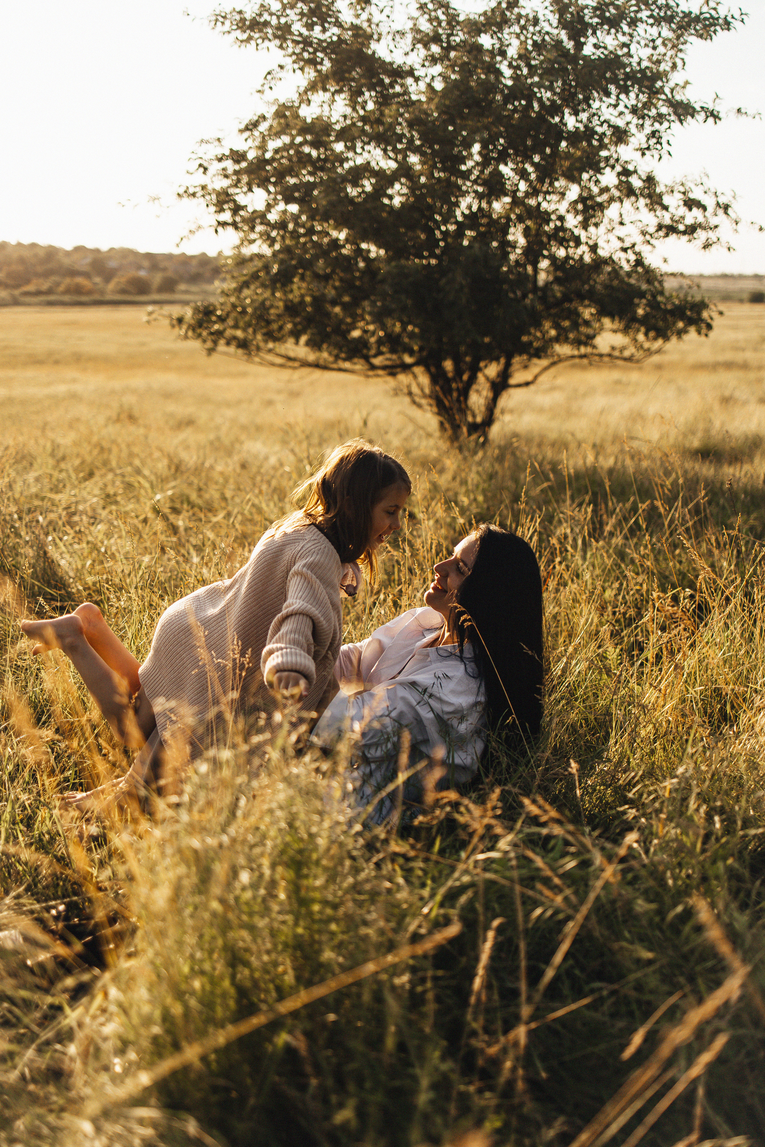 Алёна и Василиса, летний закат в поле. Семейный и детский фотограф, таганрог, ростов-на-дону