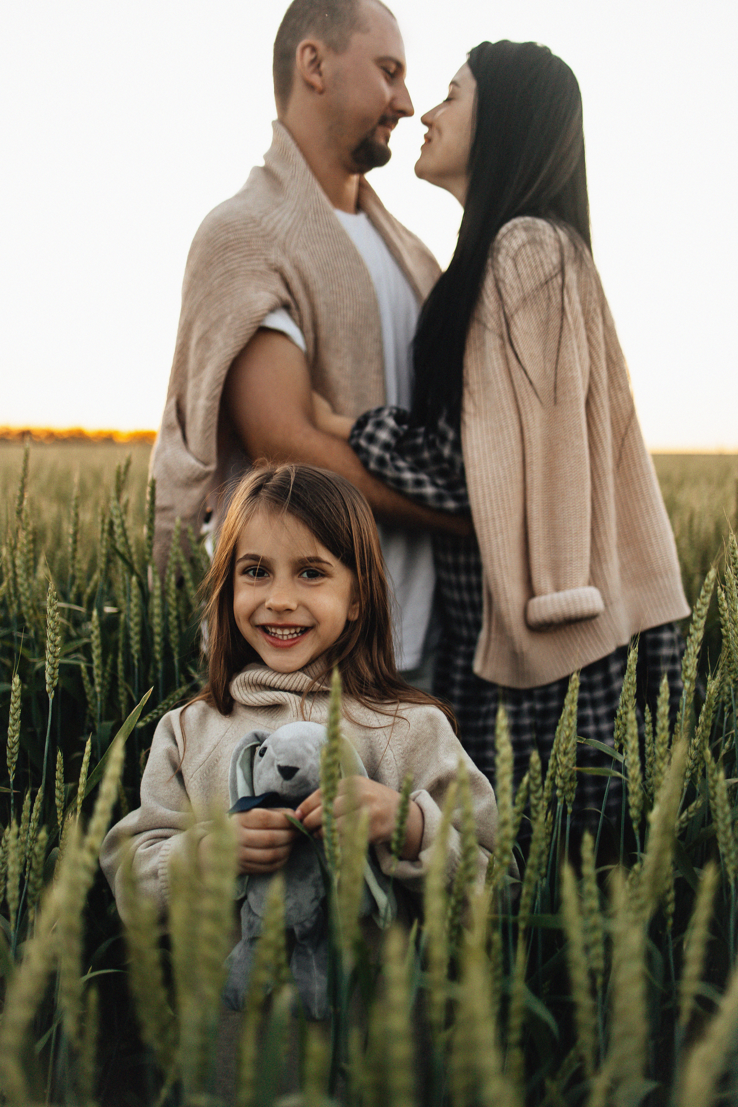 Алёна и Василиса, летний закат в поле. Семейный и детский фотограф, таганрог, ростов-на-дону