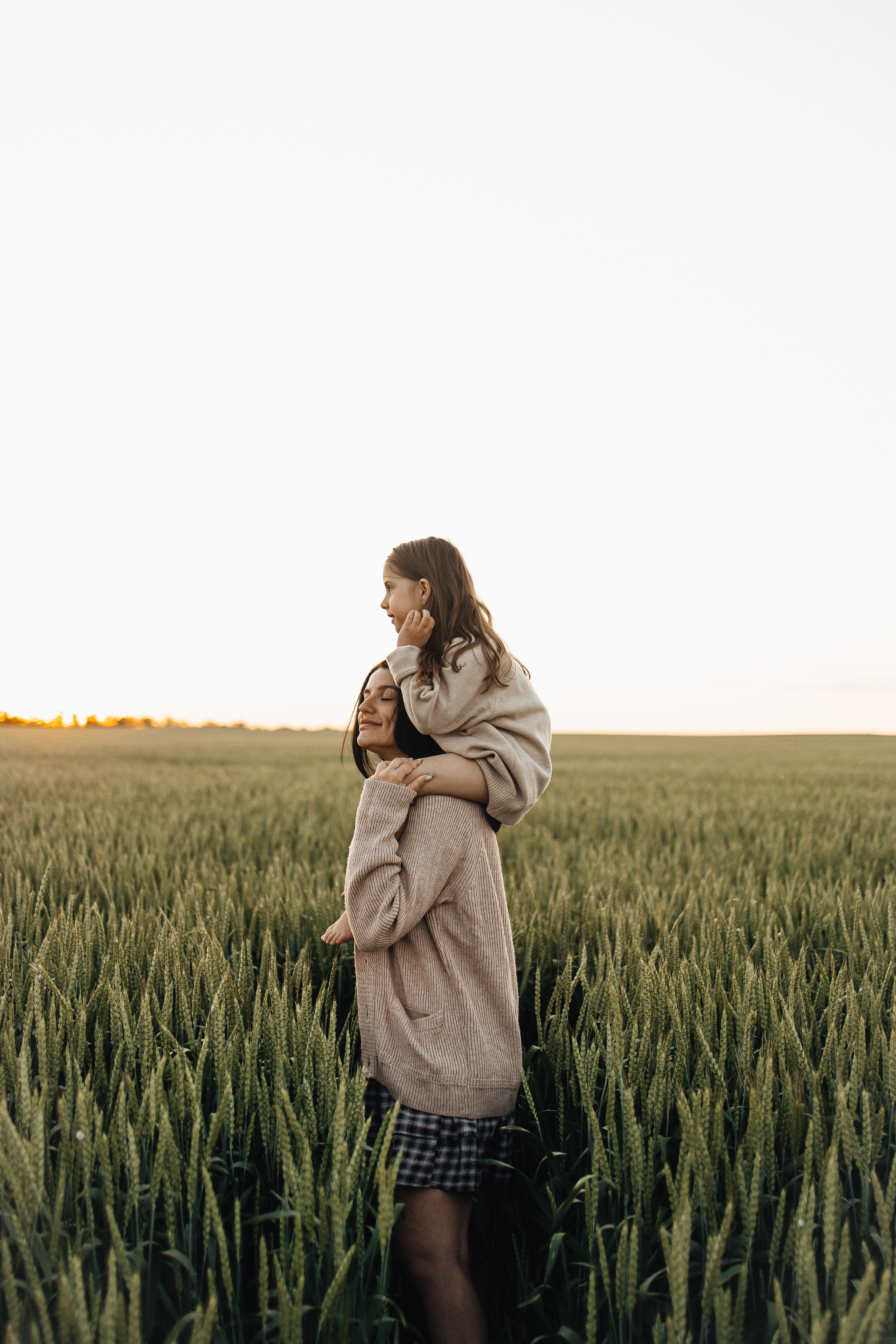 Алёна и Василиса, летний закат в поле. Семейный и детский фотограф, таганрог, ростов-на-дону