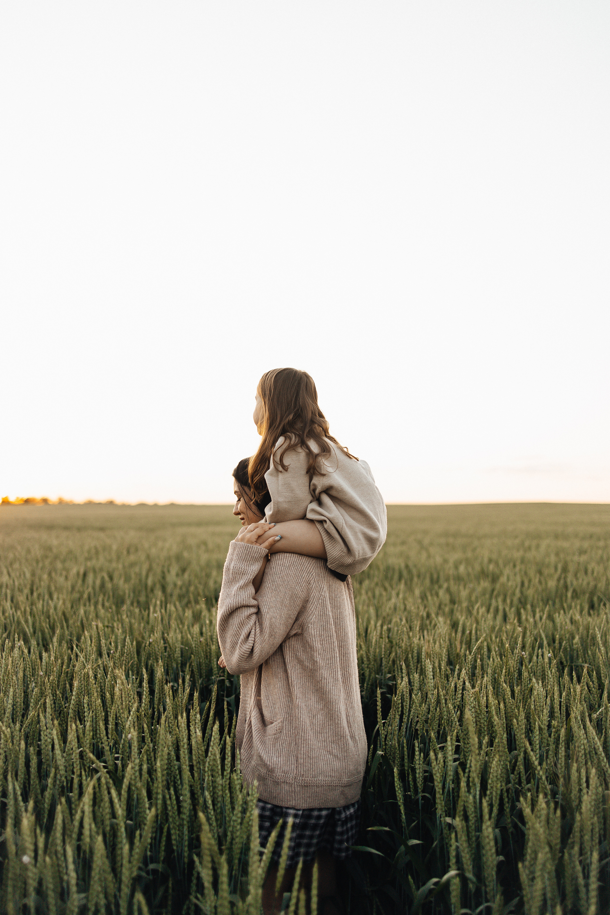 Алёна и Василиса, летний закат в поле. Семейный и детский фотограф, таганрог, ростов-на-дону