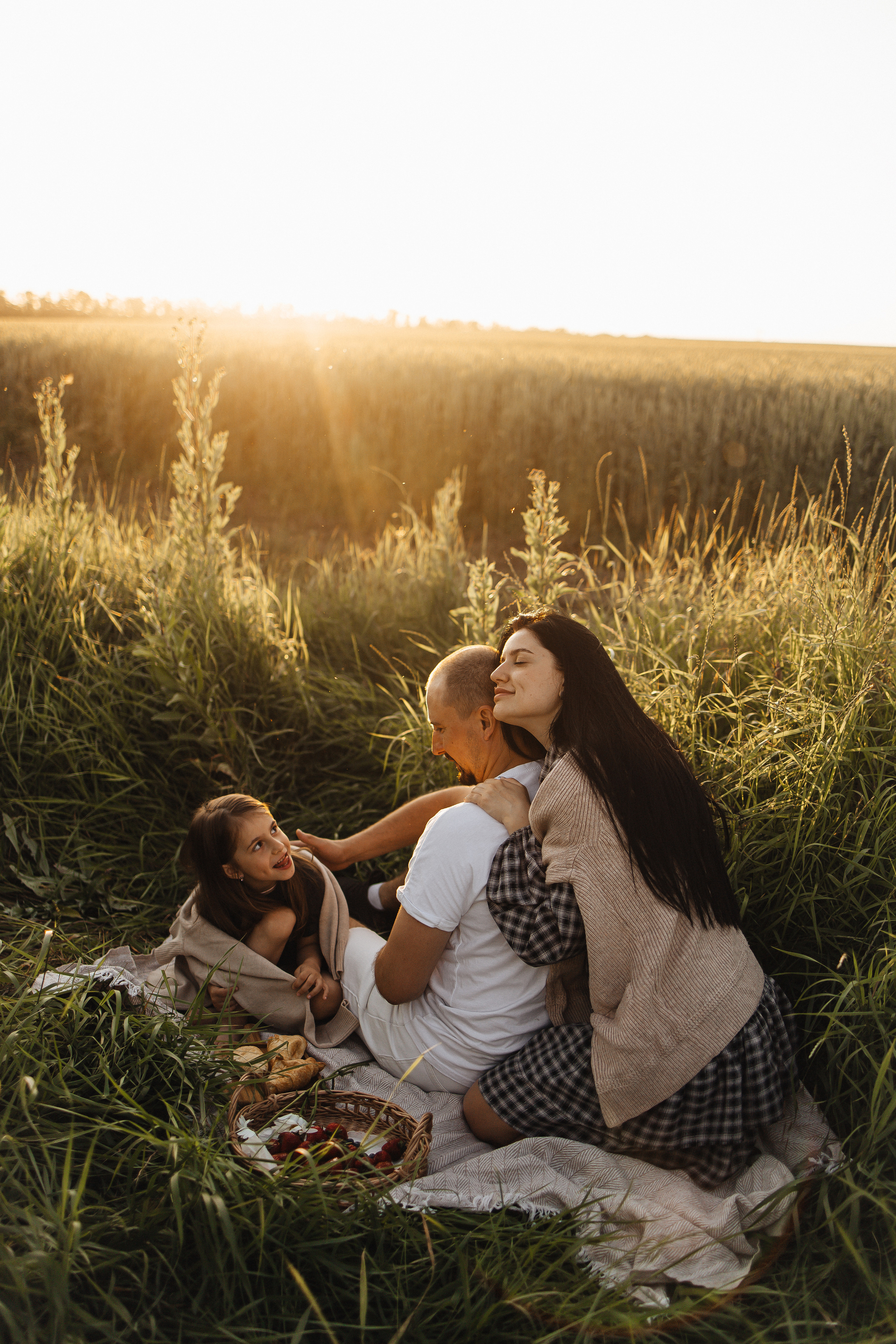 Алёна и Василиса, летний закат в поле. Семейный и детский фотограф, таганрог, ростов-на-дону