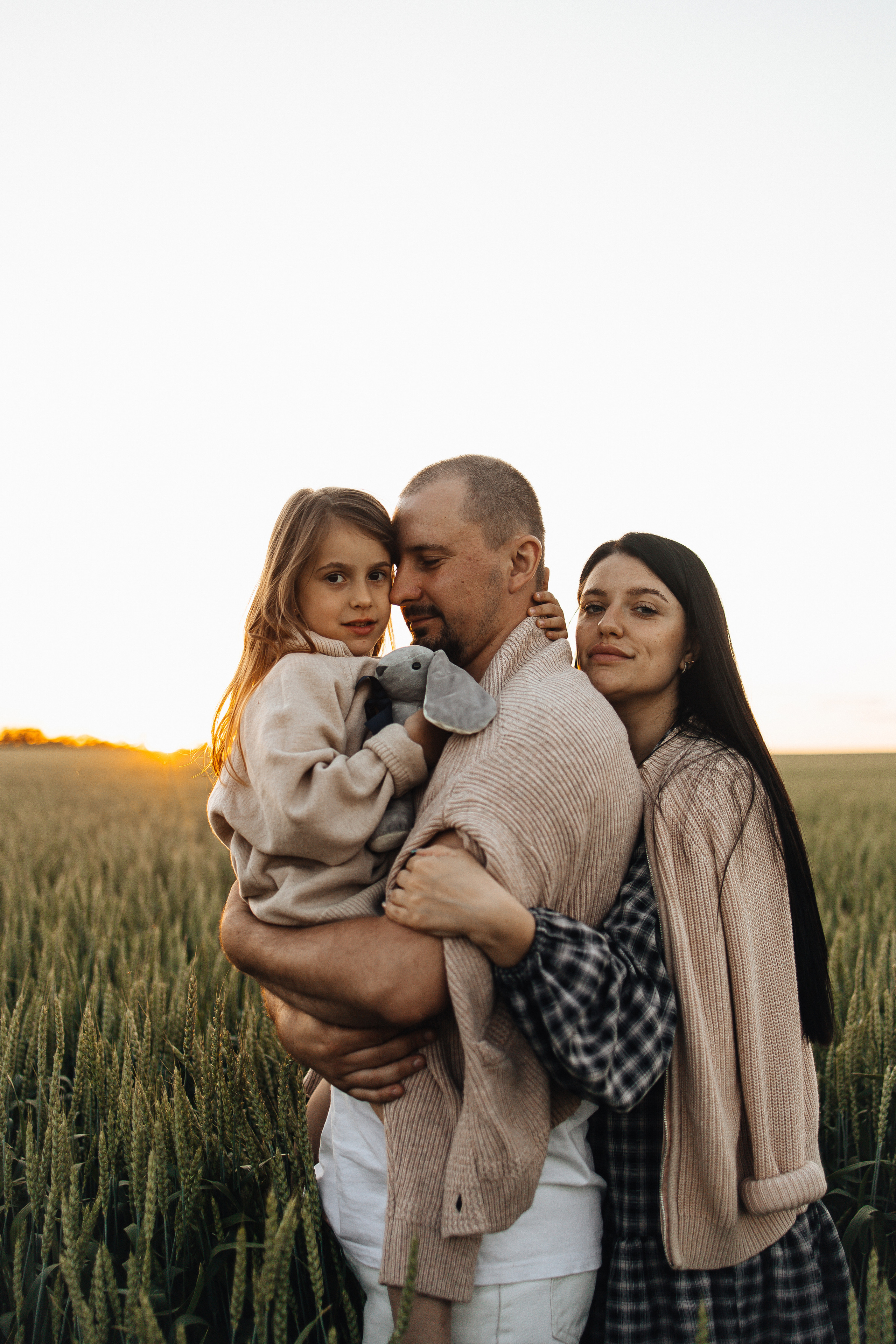 Алёна и Василиса, летний закат в поле. Семейный и детский фотограф, таганрог, ростов-на-дону