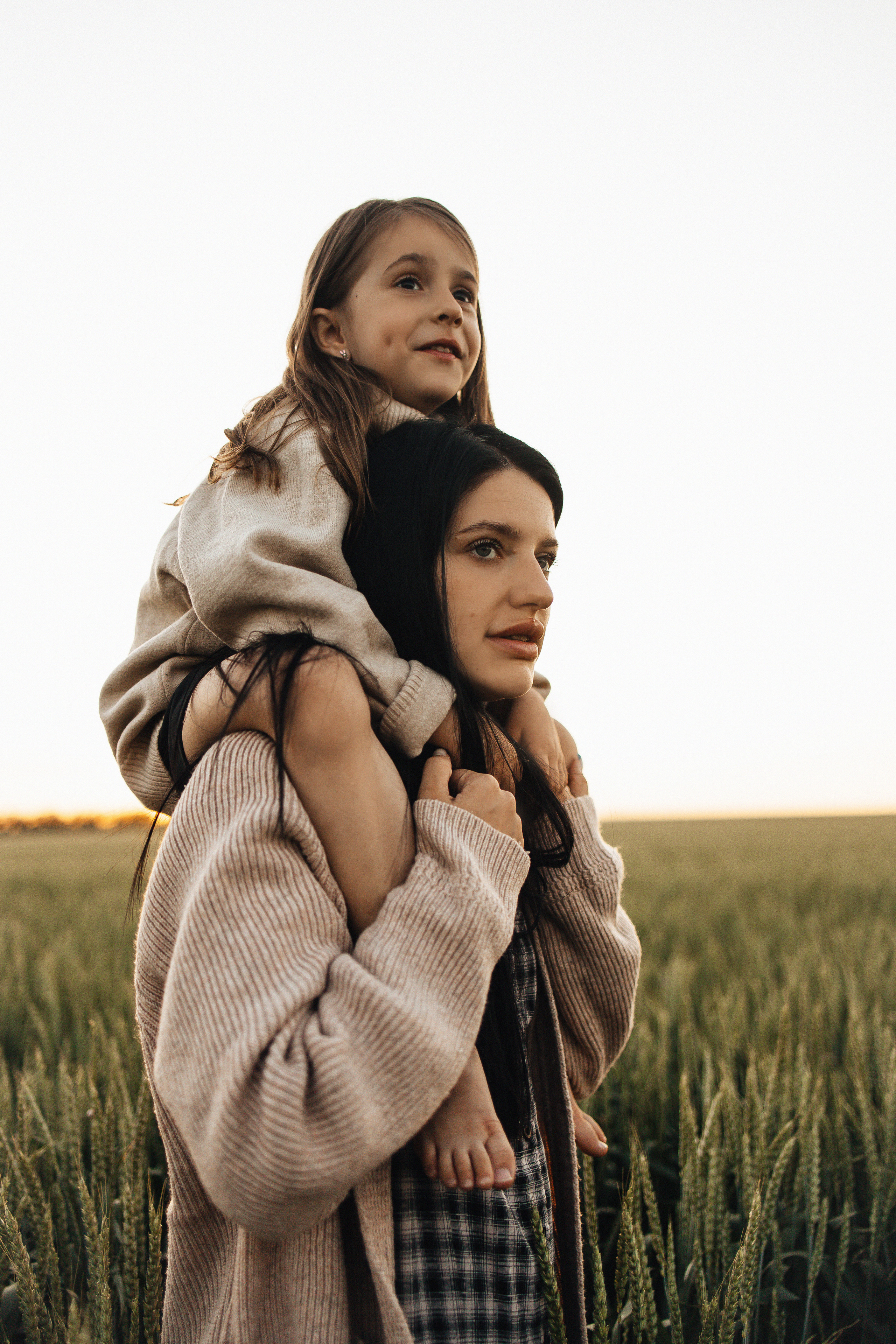 Алёна и Василиса, летний закат в поле. Семейный и детский фотограф, таганрог, ростов-на-дону