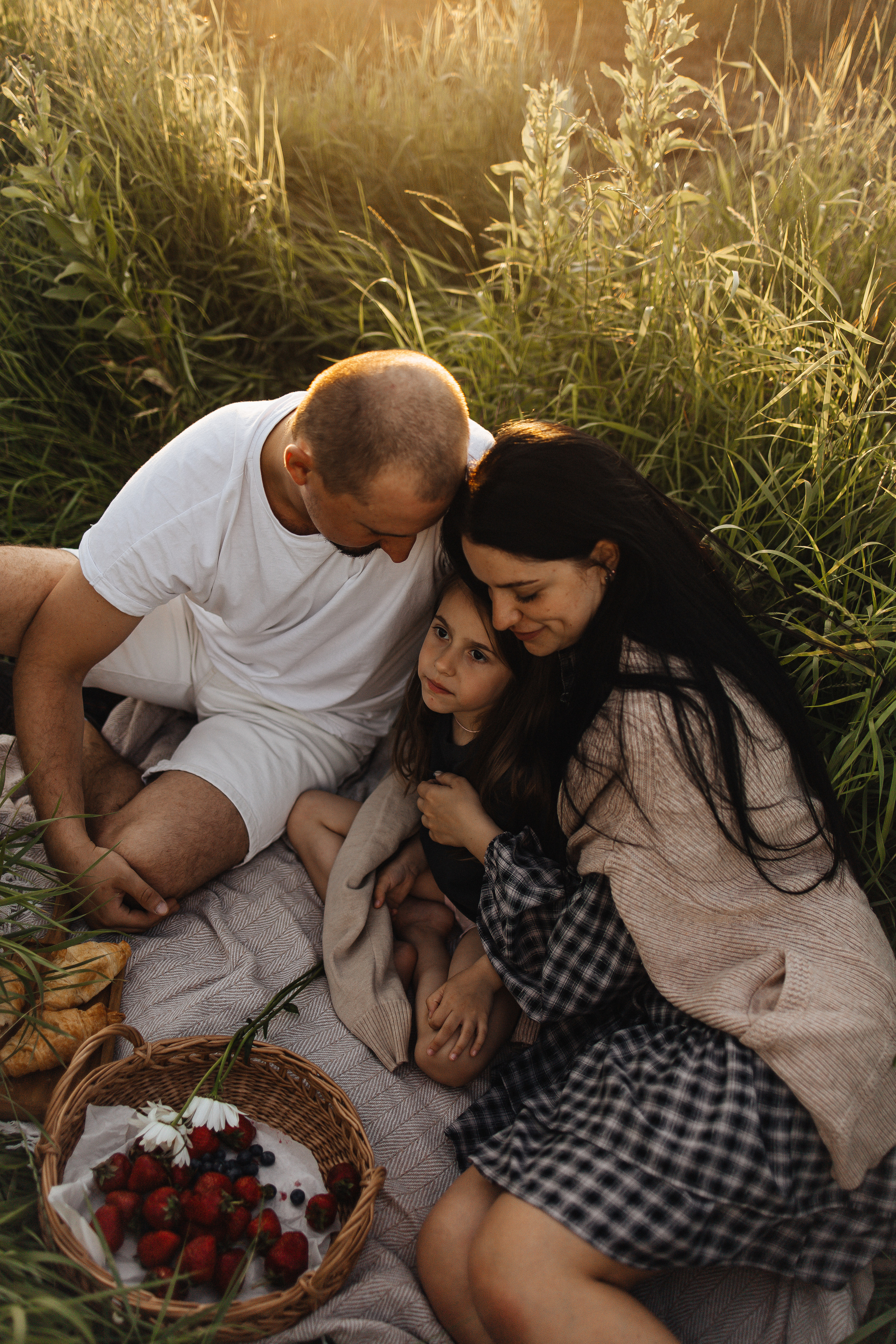 Алёна и Василиса, летний закат в поле. Семейный и детский фотограф, таганрог, ростов-на-дону