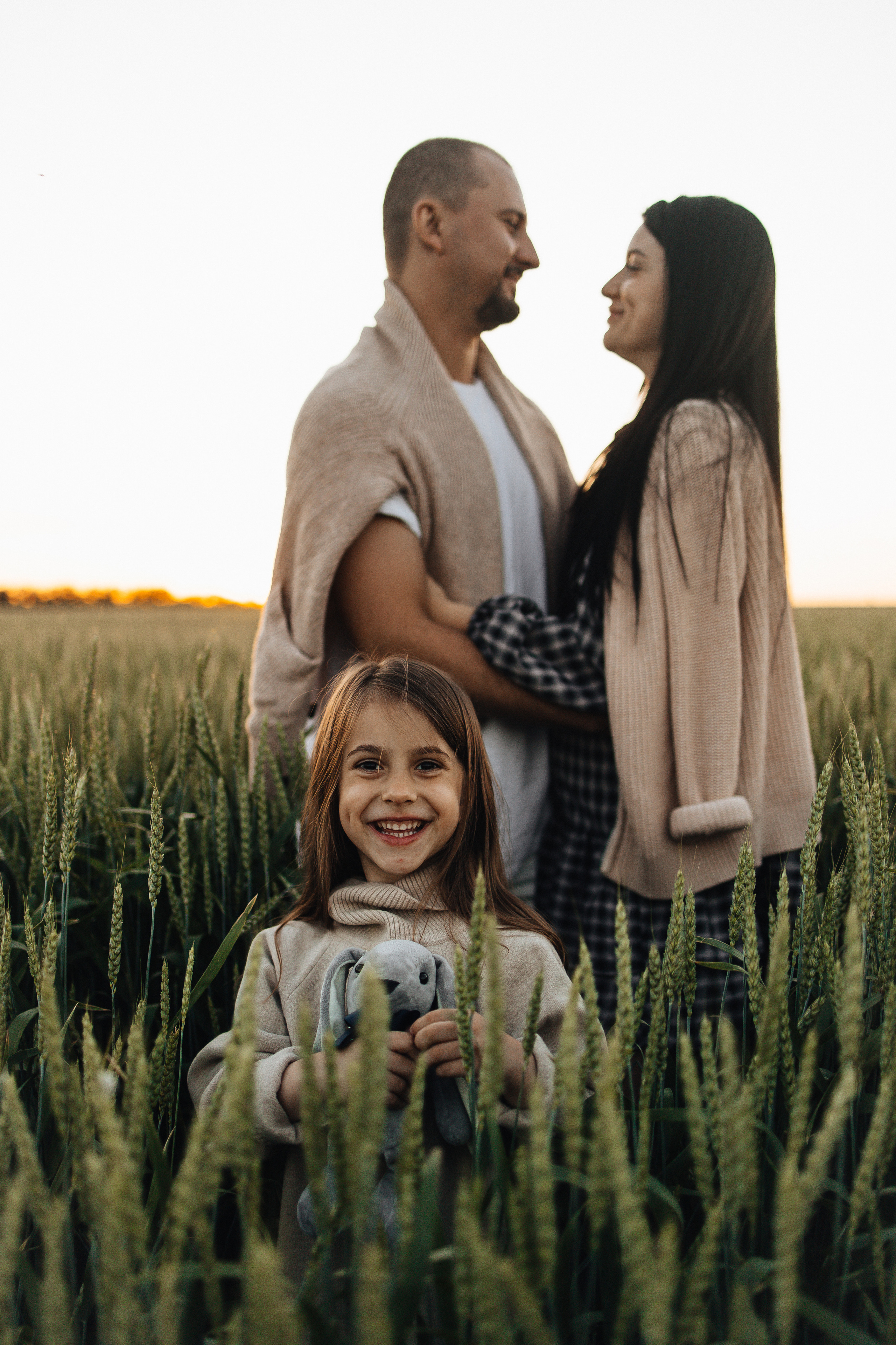 Алёна и Василиса, летний закат в поле. Семейный и детский фотограф, таганрог, ростов-на-дону