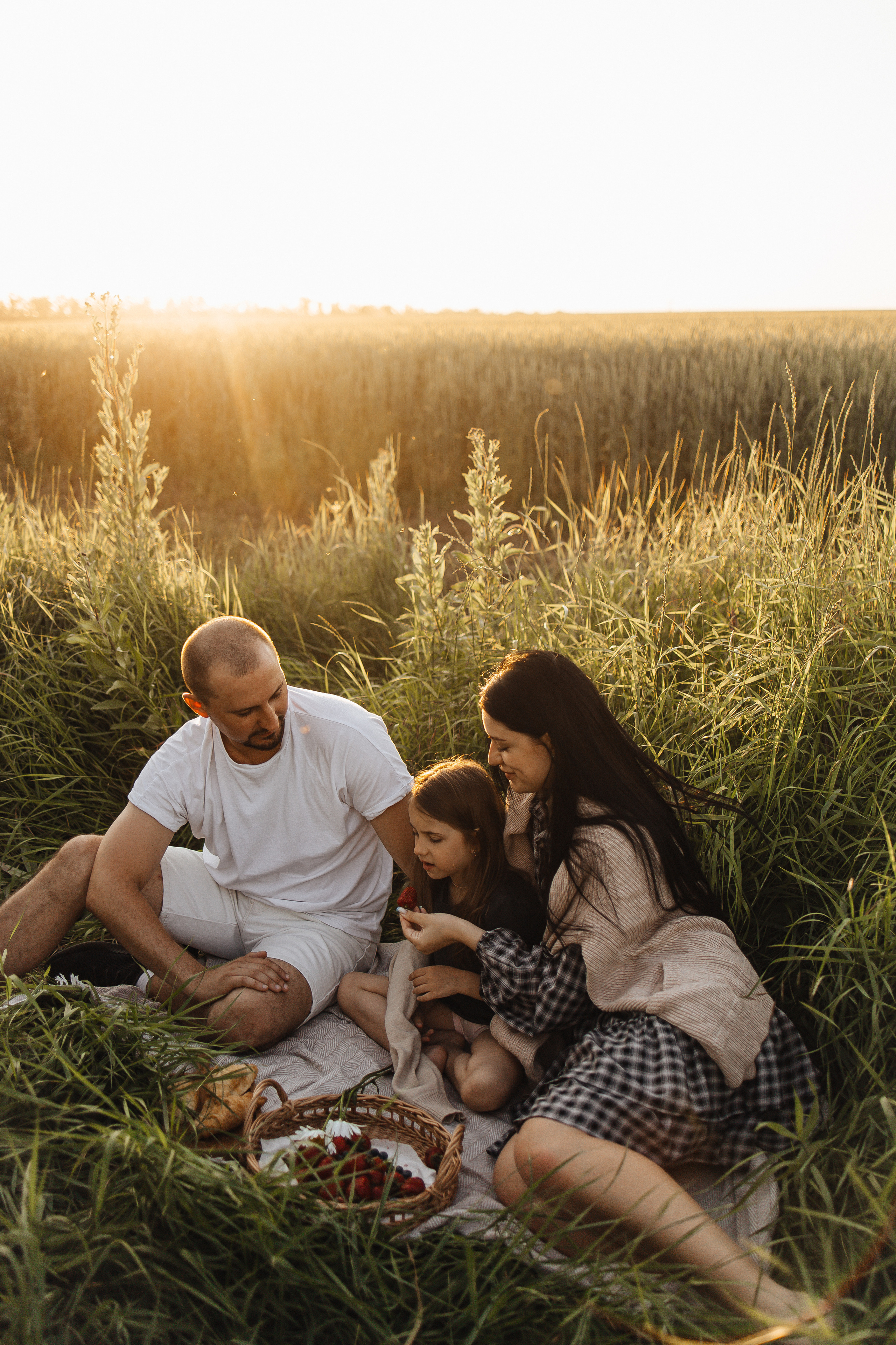 Алёна и Василиса, летний закат в поле. Семейный и детский фотограф, таганрог, ростов-на-дону