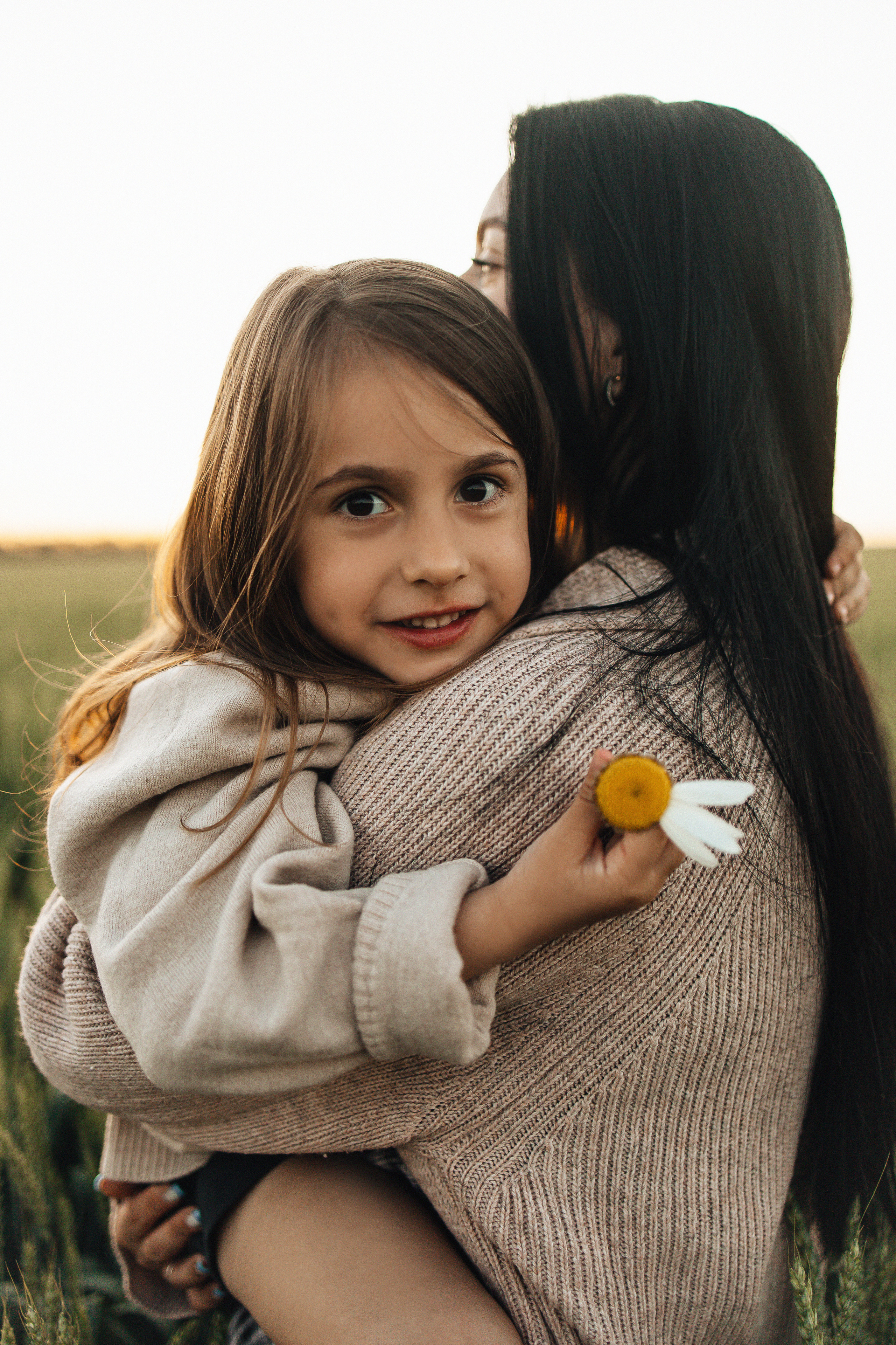 Алёна и Василиса, летний закат в поле. Семейный и детский фотограф, таганрог, ростов-на-дону