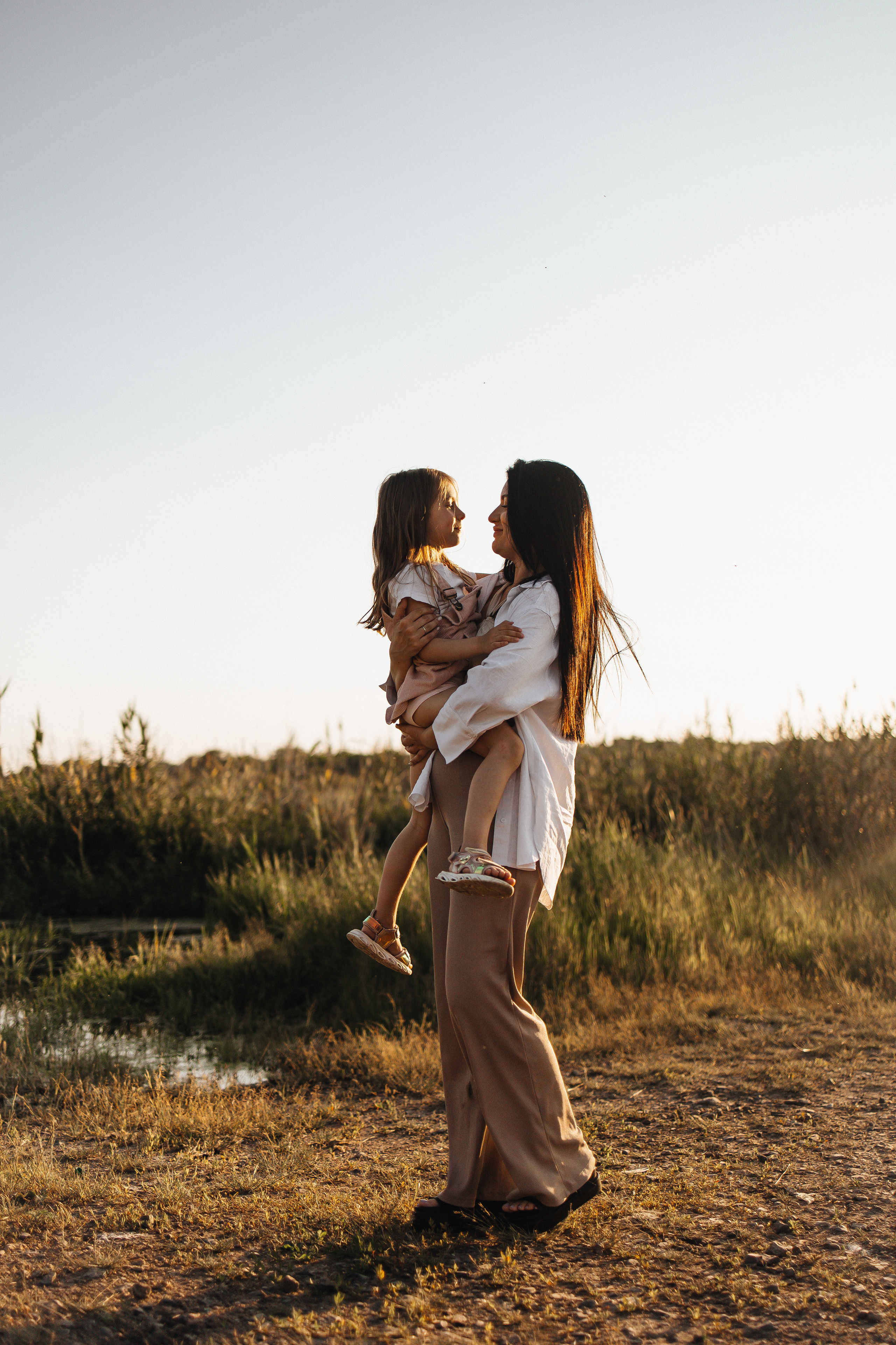 Алёна и Василиса, летний закат в поле. Семейный и детский фотограф, таганрог, ростов-на-дону