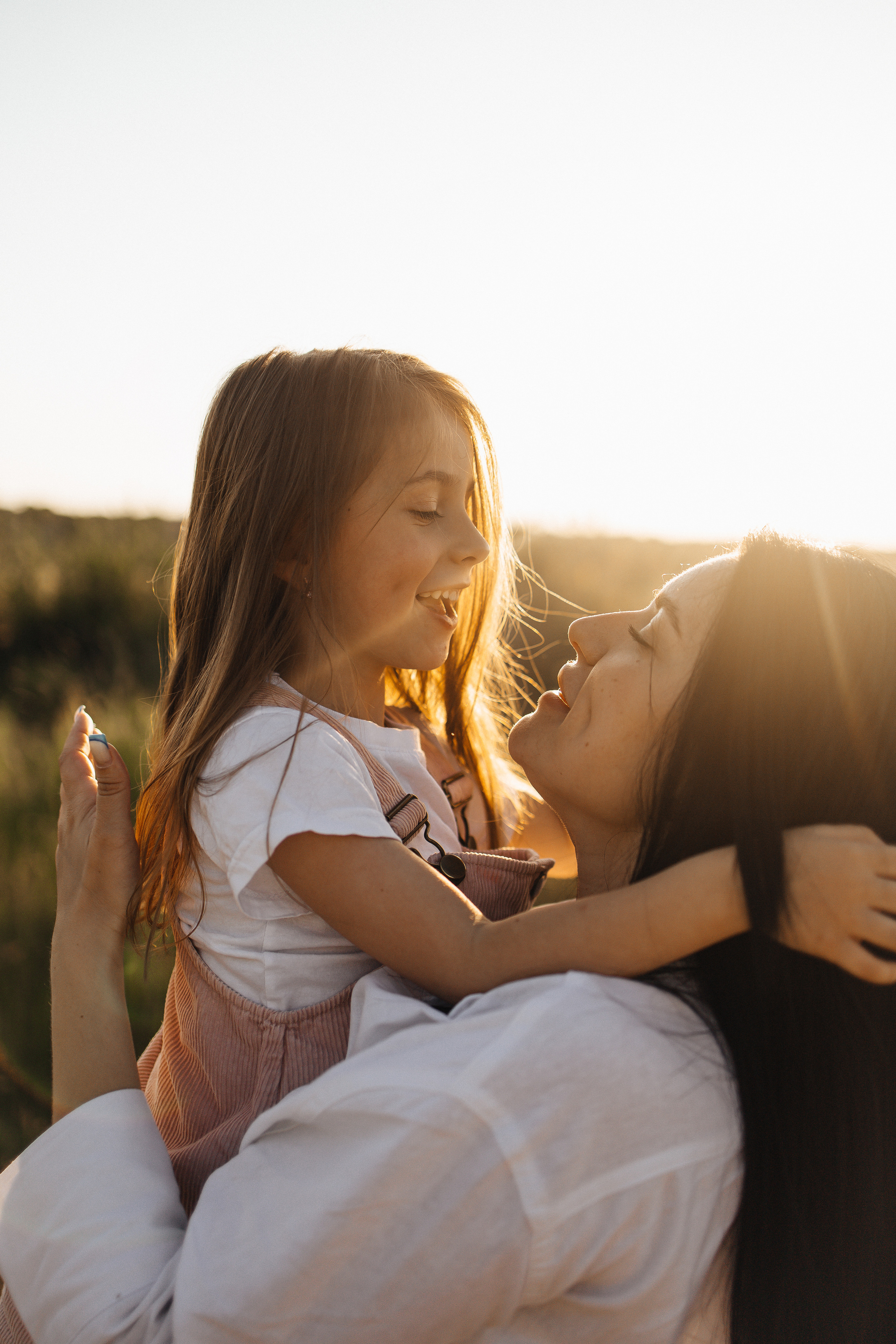 Алёна и Василиса, летний закат в поле. Семейный и детский фотограф, таганрог, ростов-на-дону