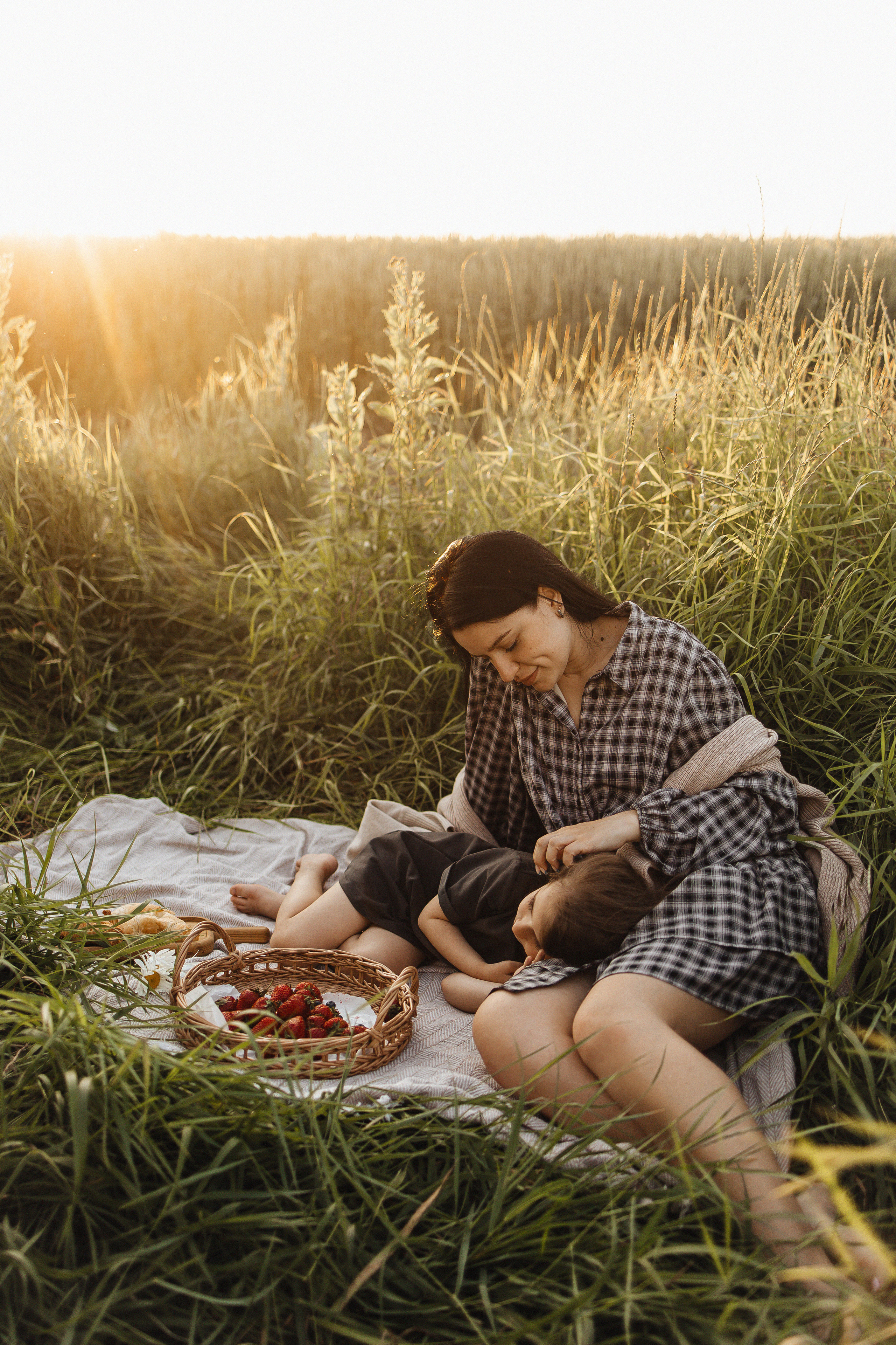 Алёна и Василиса, летний закат в поле. Семейный и детский фотограф, таганрог, ростов-на-дону