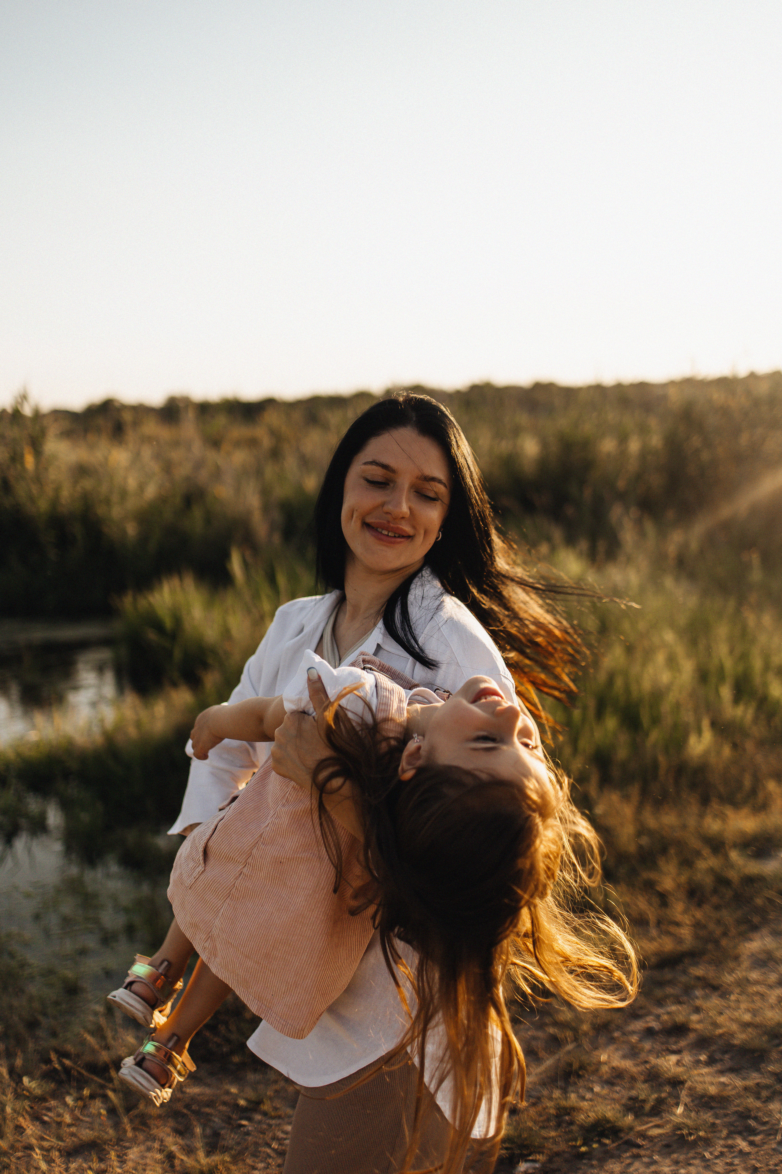 Алёна и Василиса, летний закат в поле. Семейный и детский фотограф, таганрог, ростов-на-дону