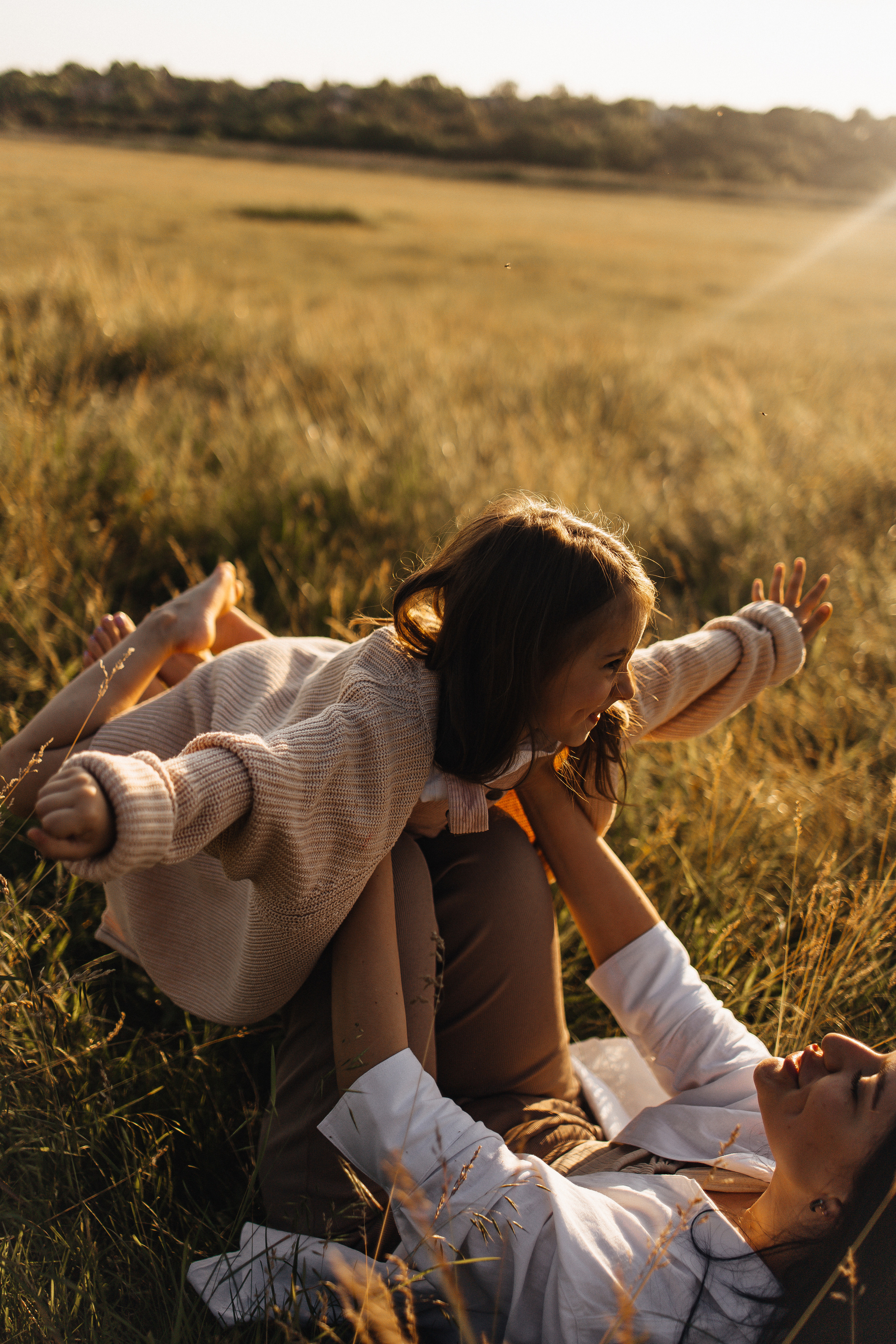 Алёна и Василиса, летний закат в поле. Семейный и детский фотограф, таганрог, ростов-на-дону