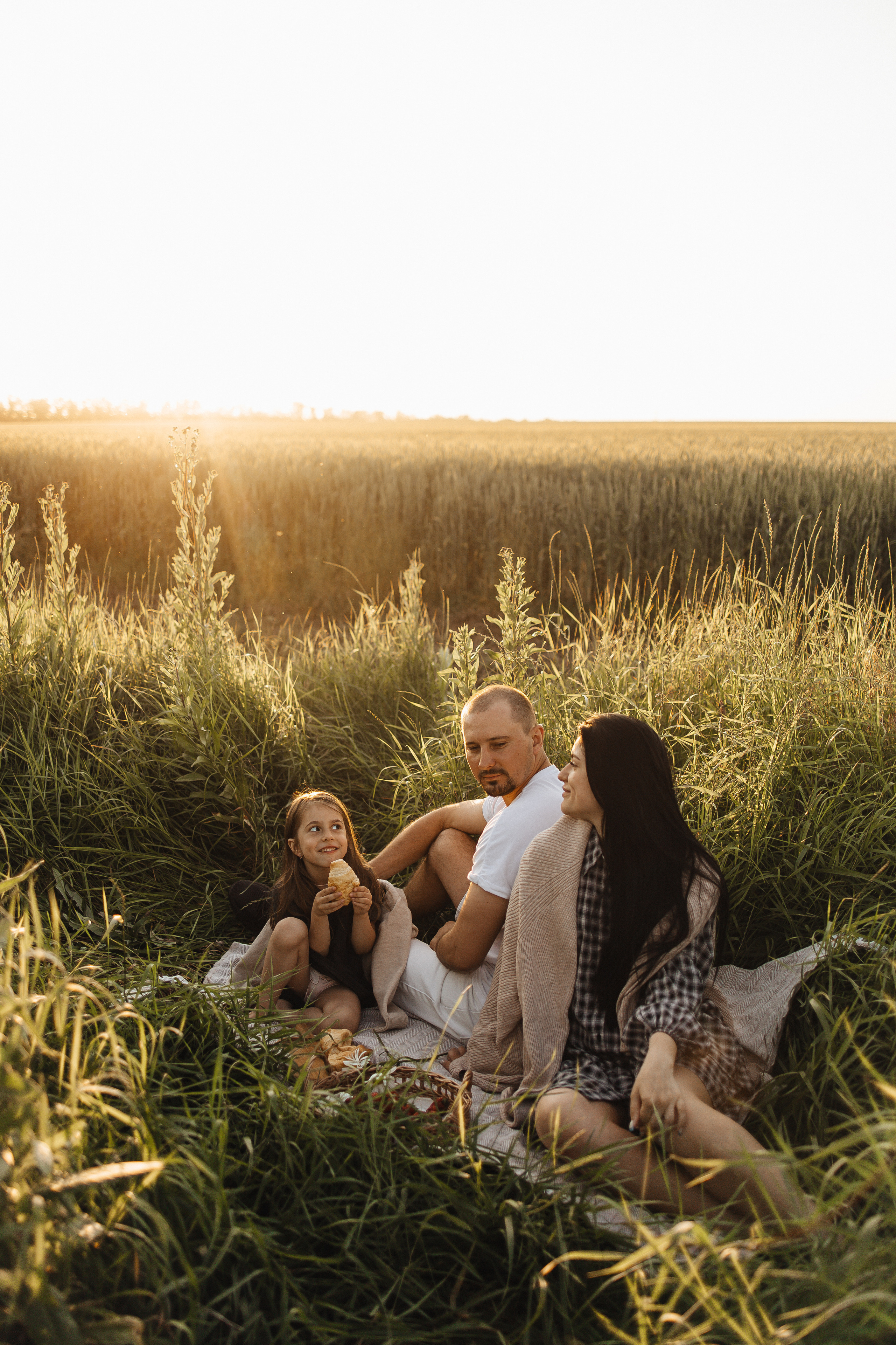 Алёна и Василиса, летний закат в поле. Семейный и детский фотограф, таганрог, ростов-на-дону