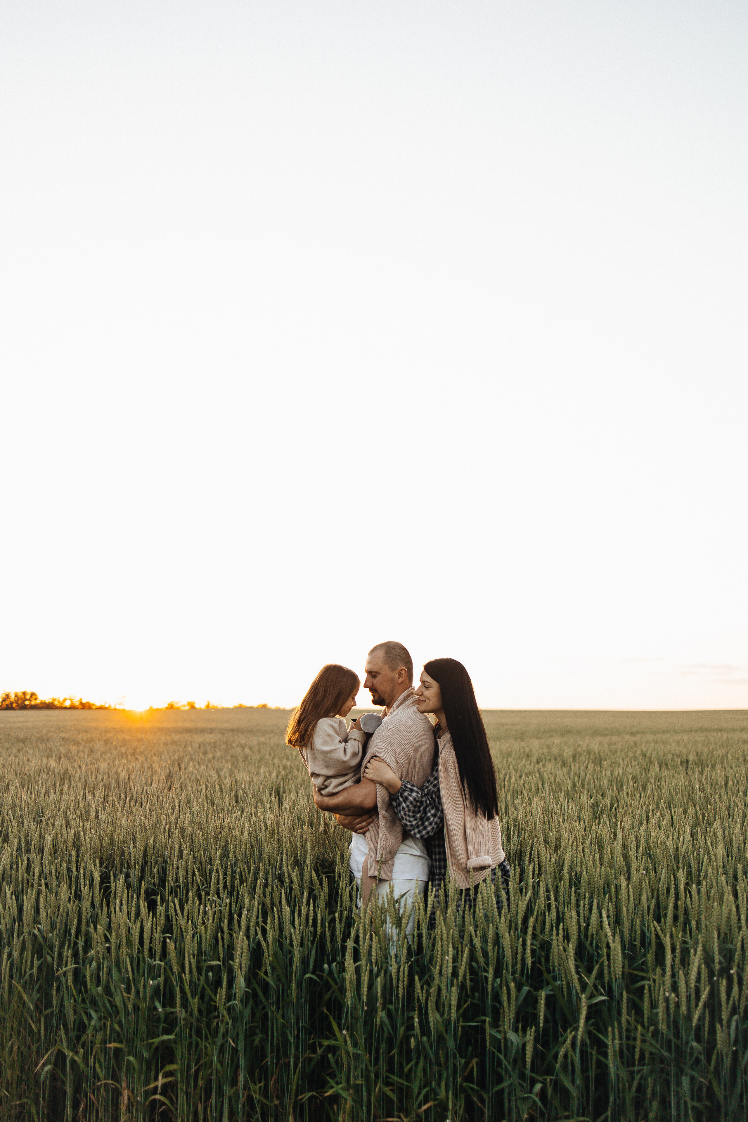 Алёна и Василиса, летний закат в поле. Семейный и детский фотограф, таганрог, ростов-на-дону