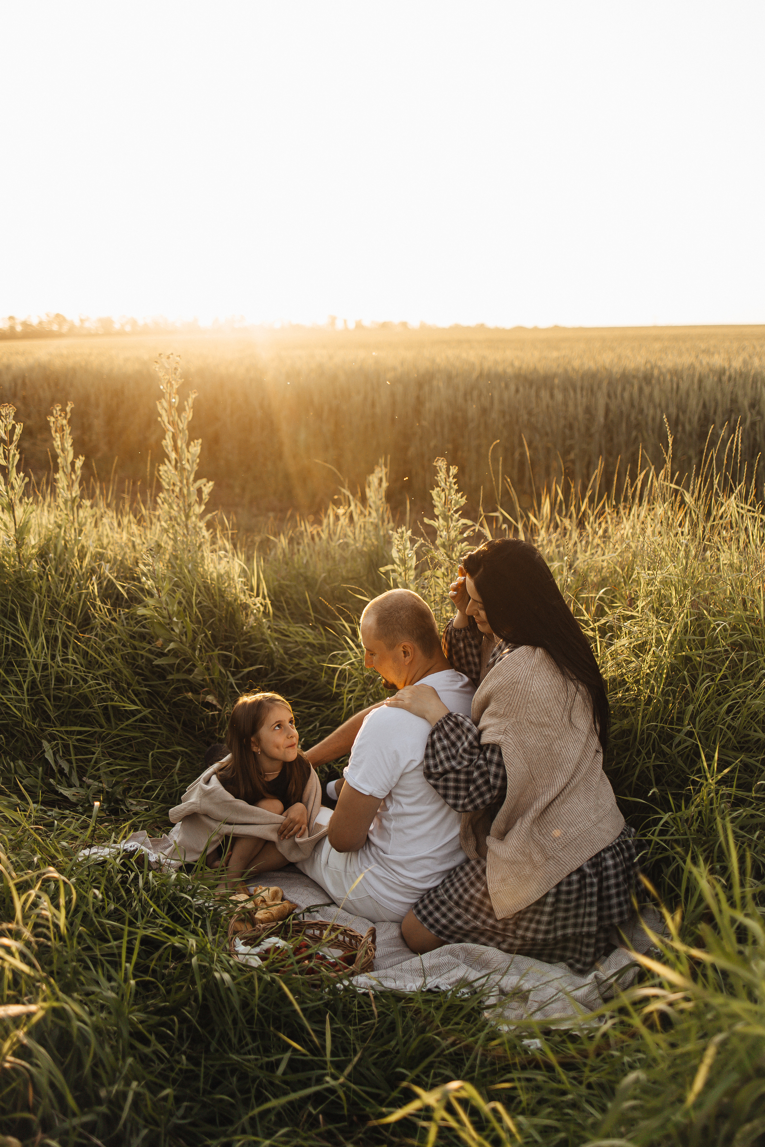 Алёна и Василиса, летний закат в поле. Семейный и детский фотограф, таганрог, ростов-на-дону