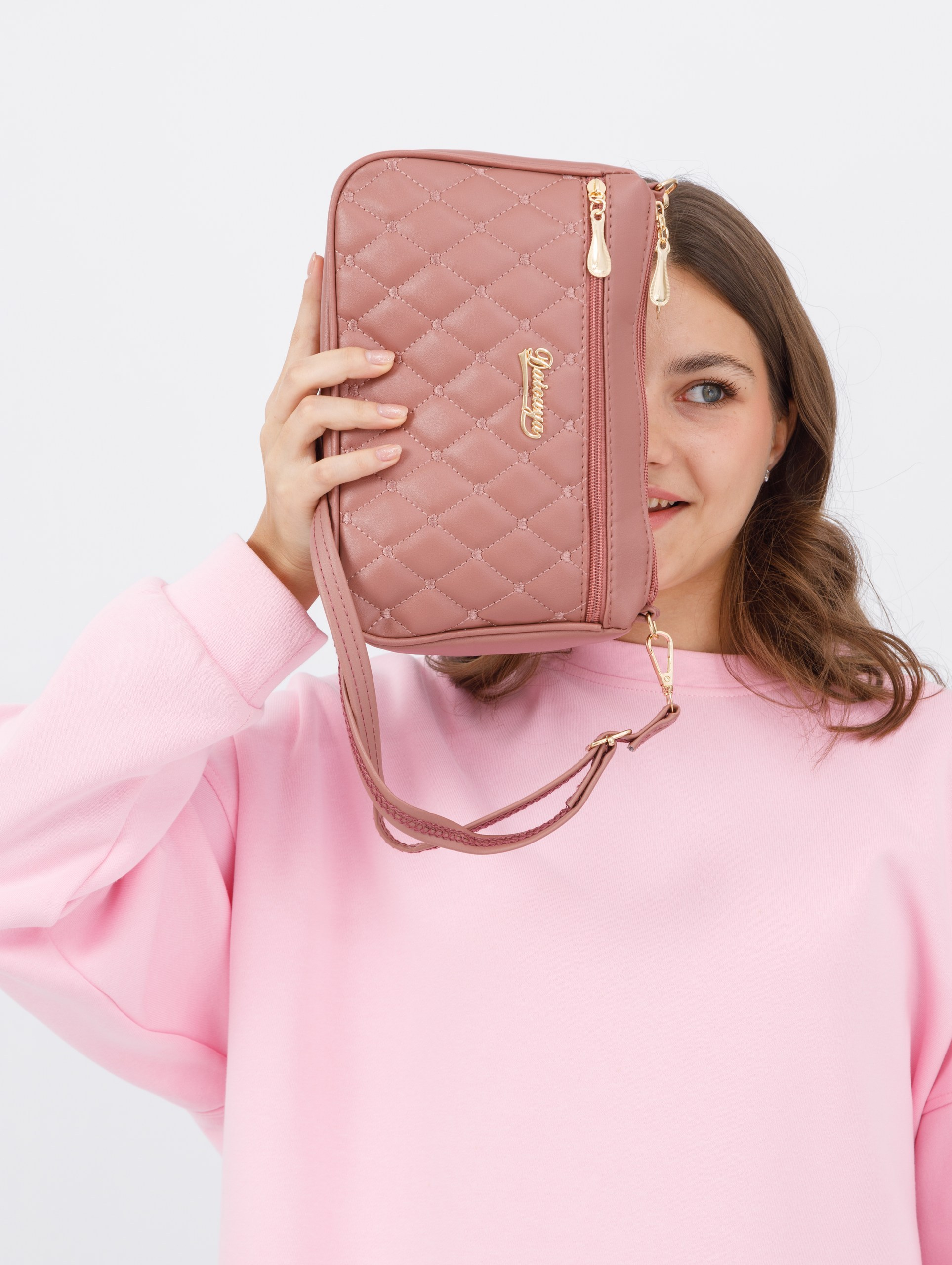 Съемка розовой и черной сумки для маркетплейса. Студия коммерческой съемки ХВОЯ