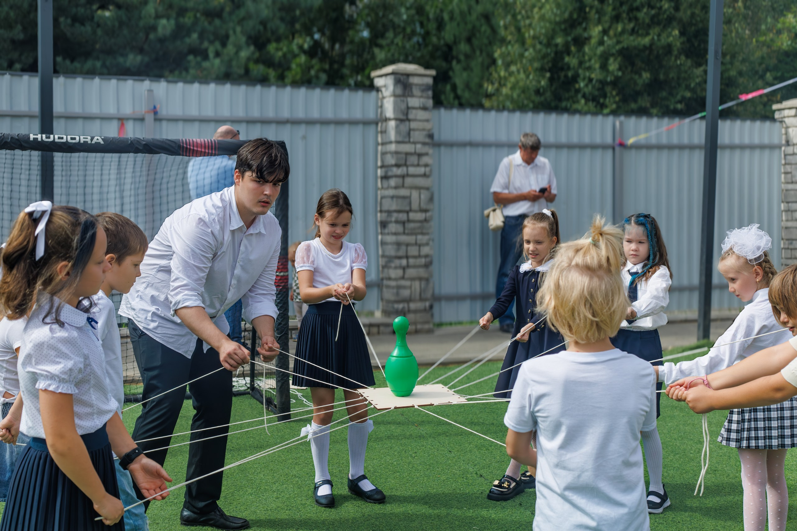 аниматоры на школьном празднике 1 сентября, дети смеются и радуются